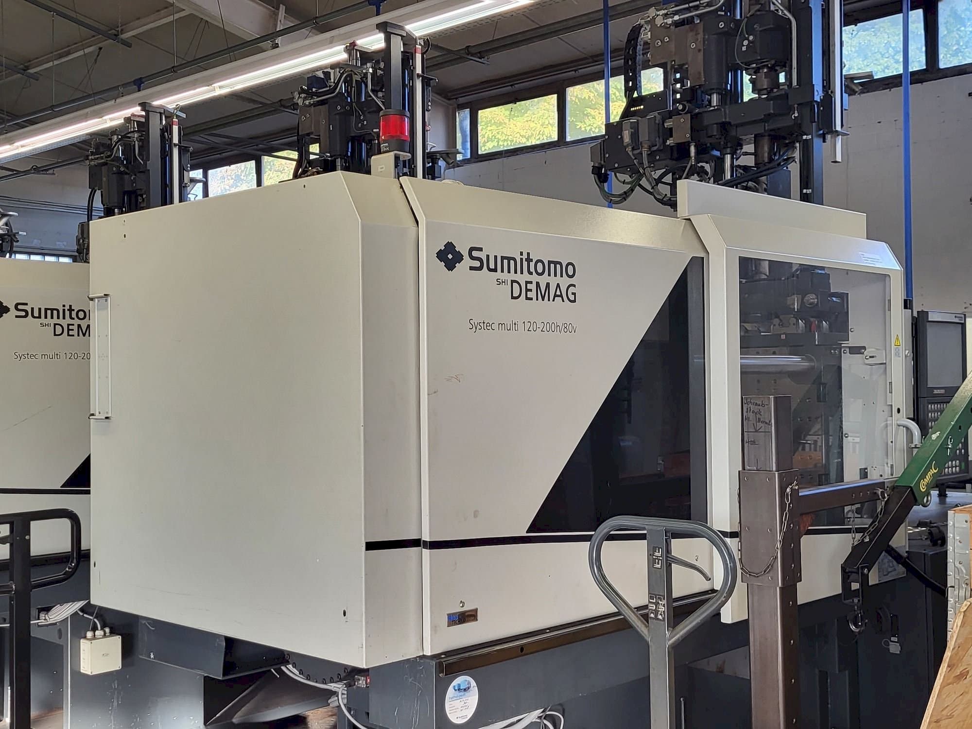 Linke Seitenansicht der Sumitomo SHI DEMAG Multi 120/470-200h/80V Maschine