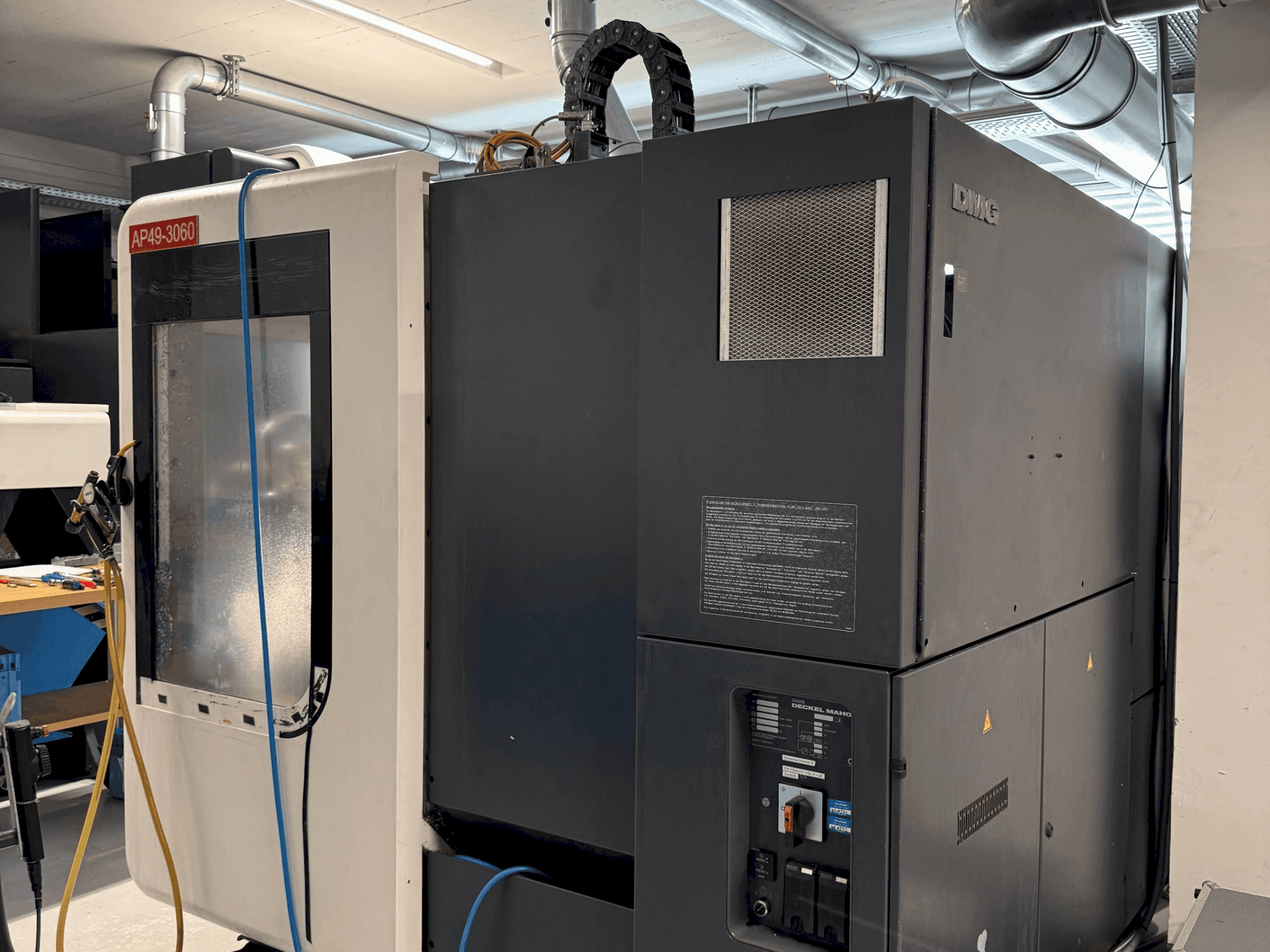 Frontansicht der DMG DECKEL MAHO DMU 70 Evolution linear  Maschine