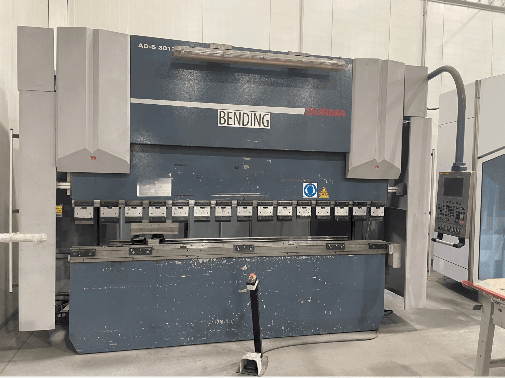 Frontansicht der Durma AD-S 30135 Maschine