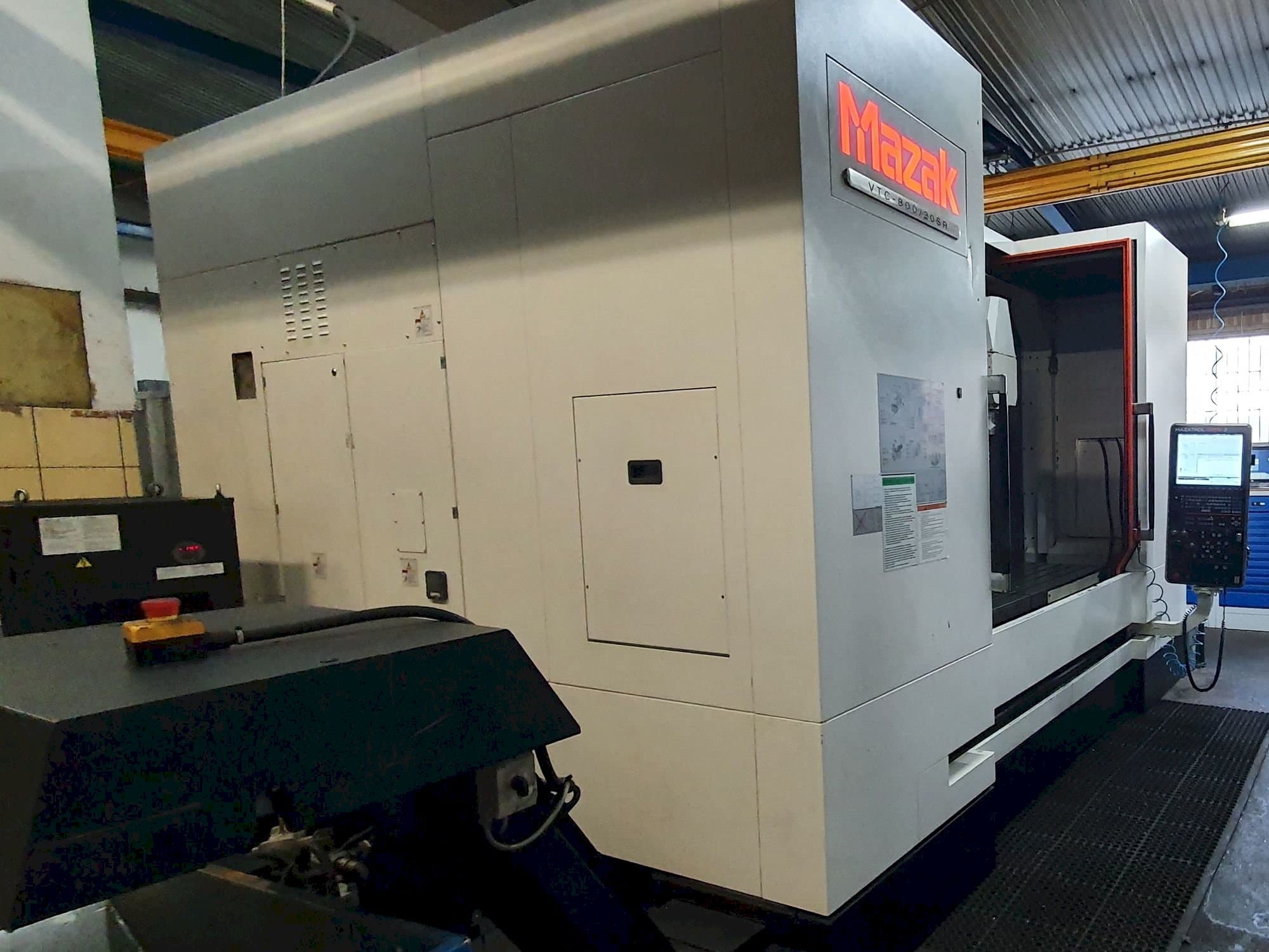 Linke Ansicht der Mazak VTC-800/20SR  Maschine