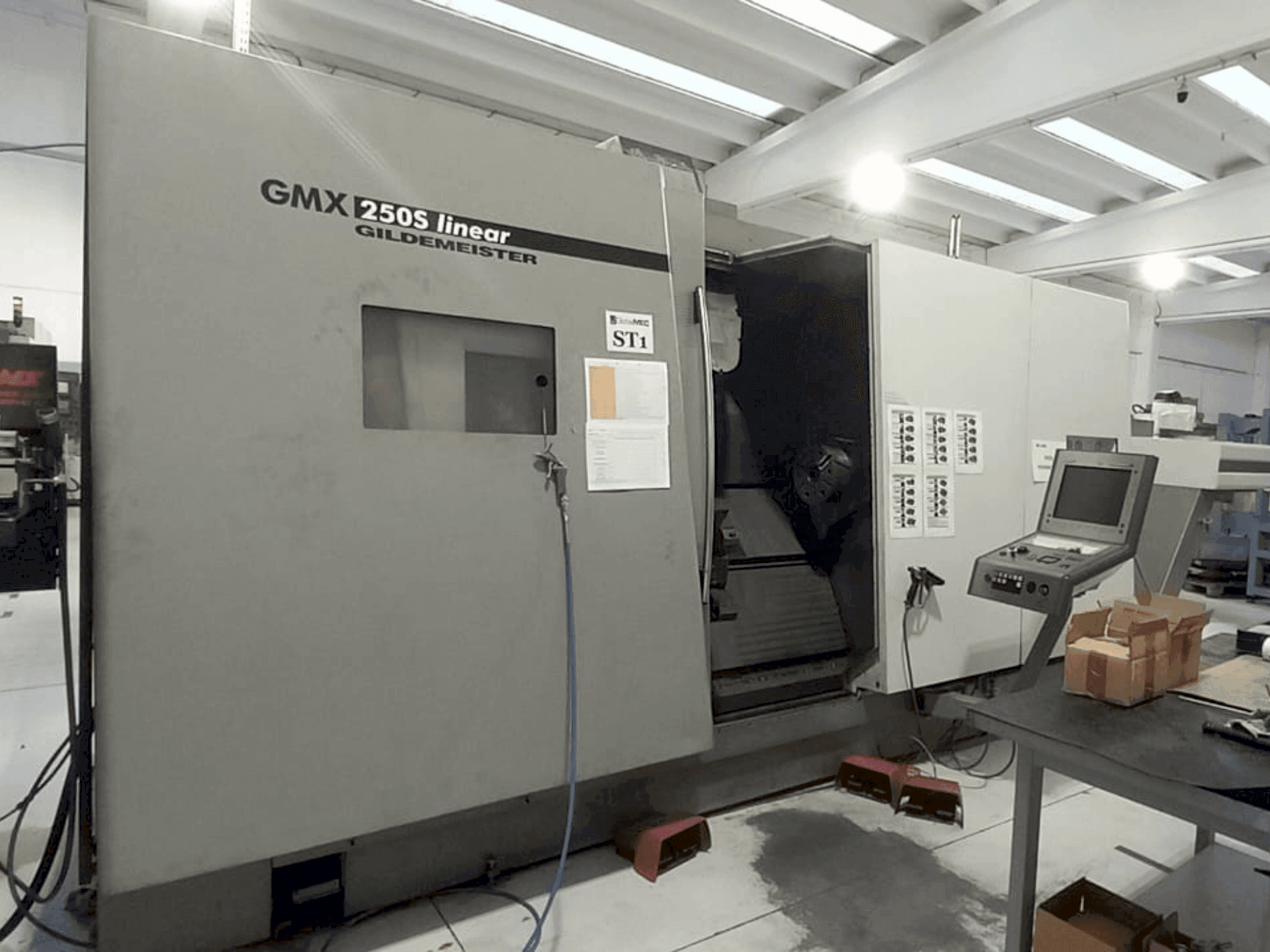 Frontansicht der Gildemeister GMX 250S Linear Maschine