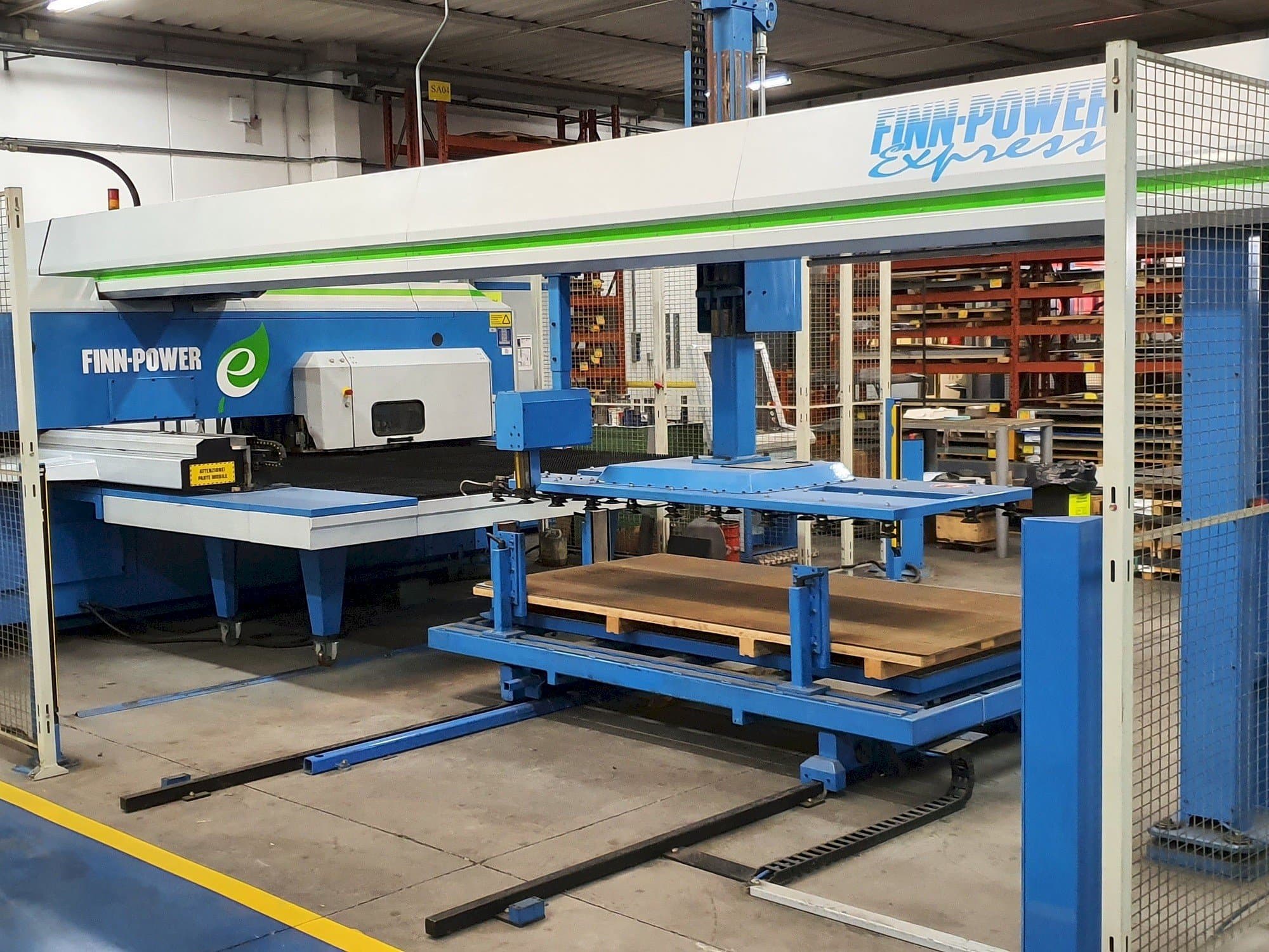 Frontansicht der Finn-Power E5 U  Maschine