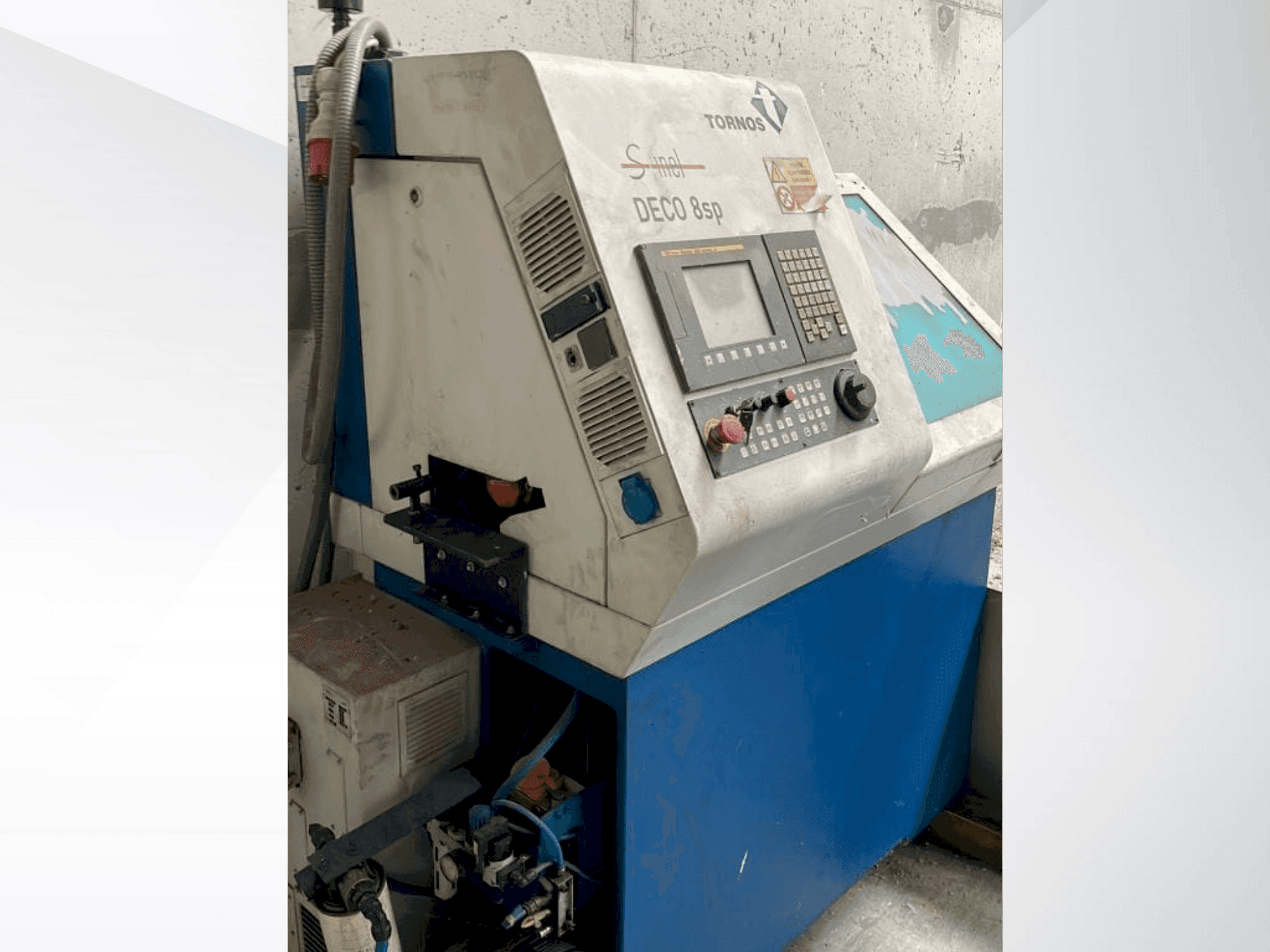 Frontansicht der TORNOS DECO 8sp Maschine