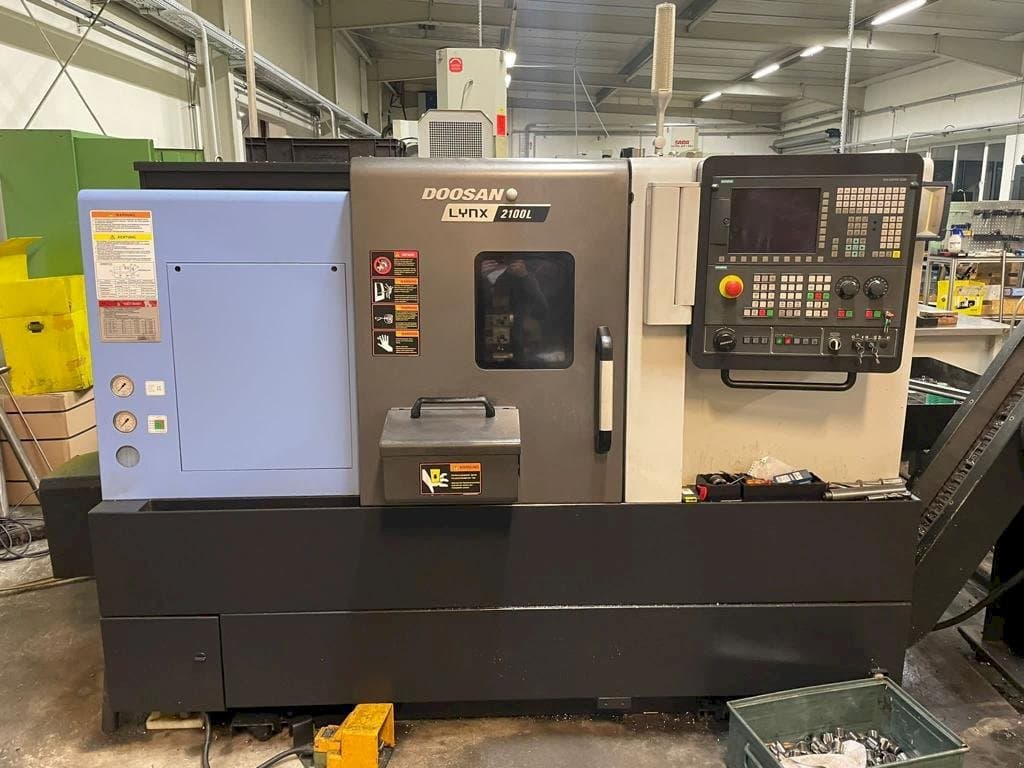 Frontansicht der Doosan Lynx 2100LB Maschine