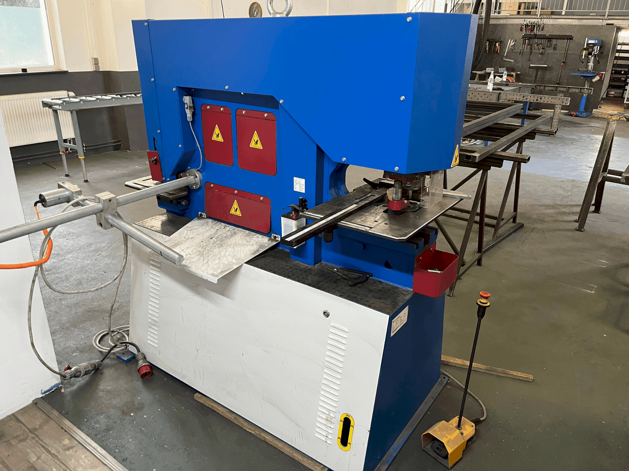 Frontansicht der Metallkraft HPS 65 DS Maschine