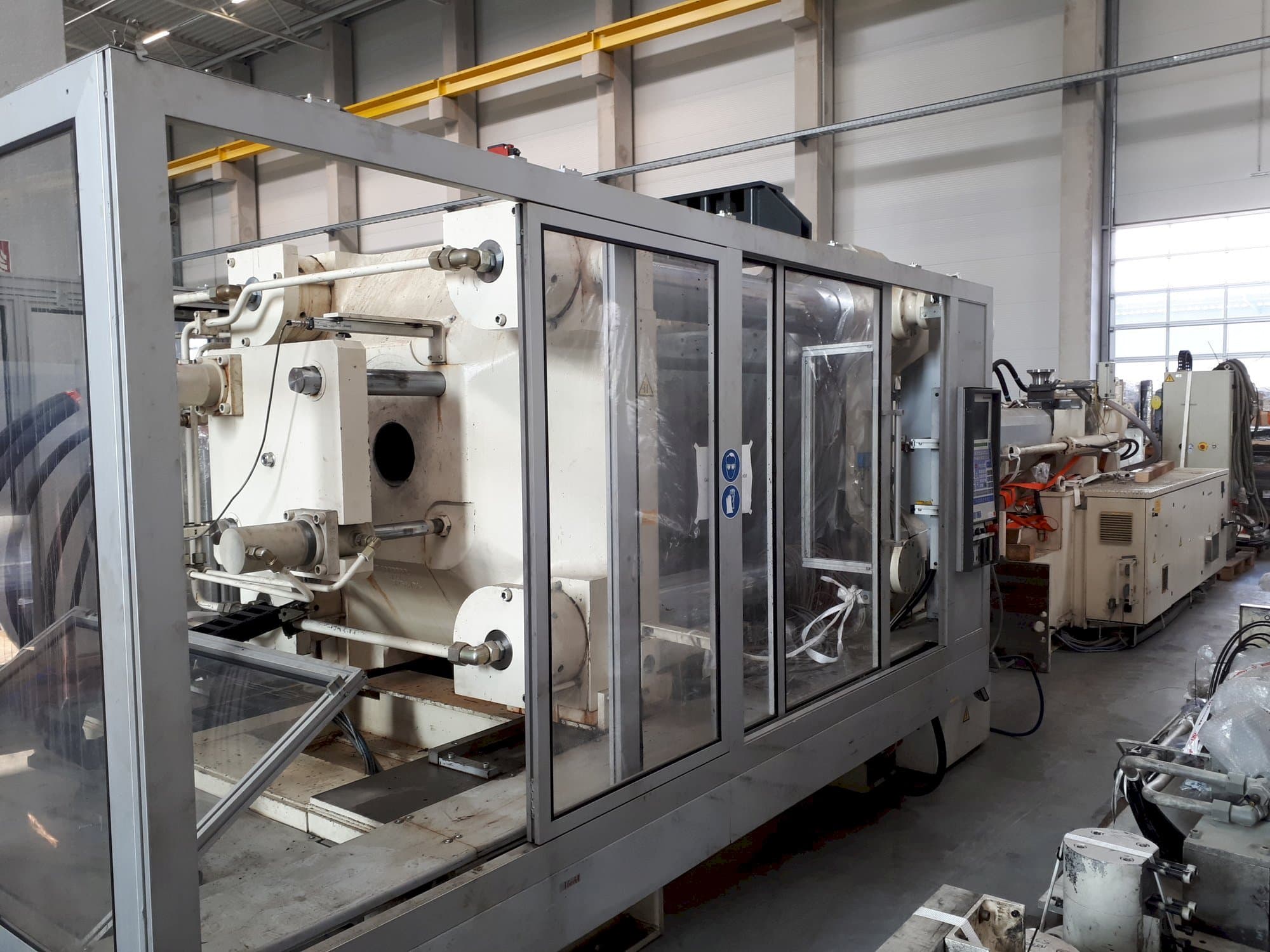 Frontansicht der Krauss Maffei 650-2700 C1 Maschine