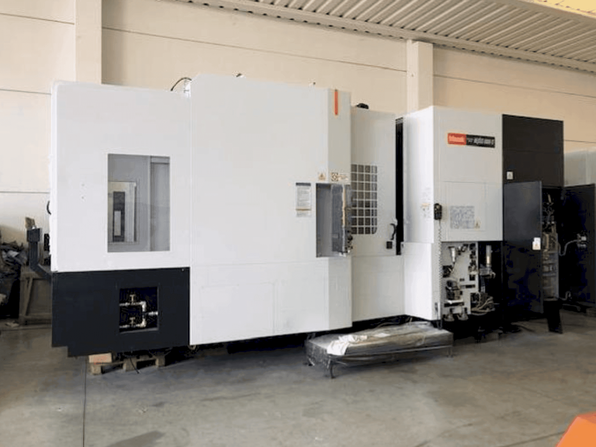 Frontansicht der Mazak HCN-8800 Maschine