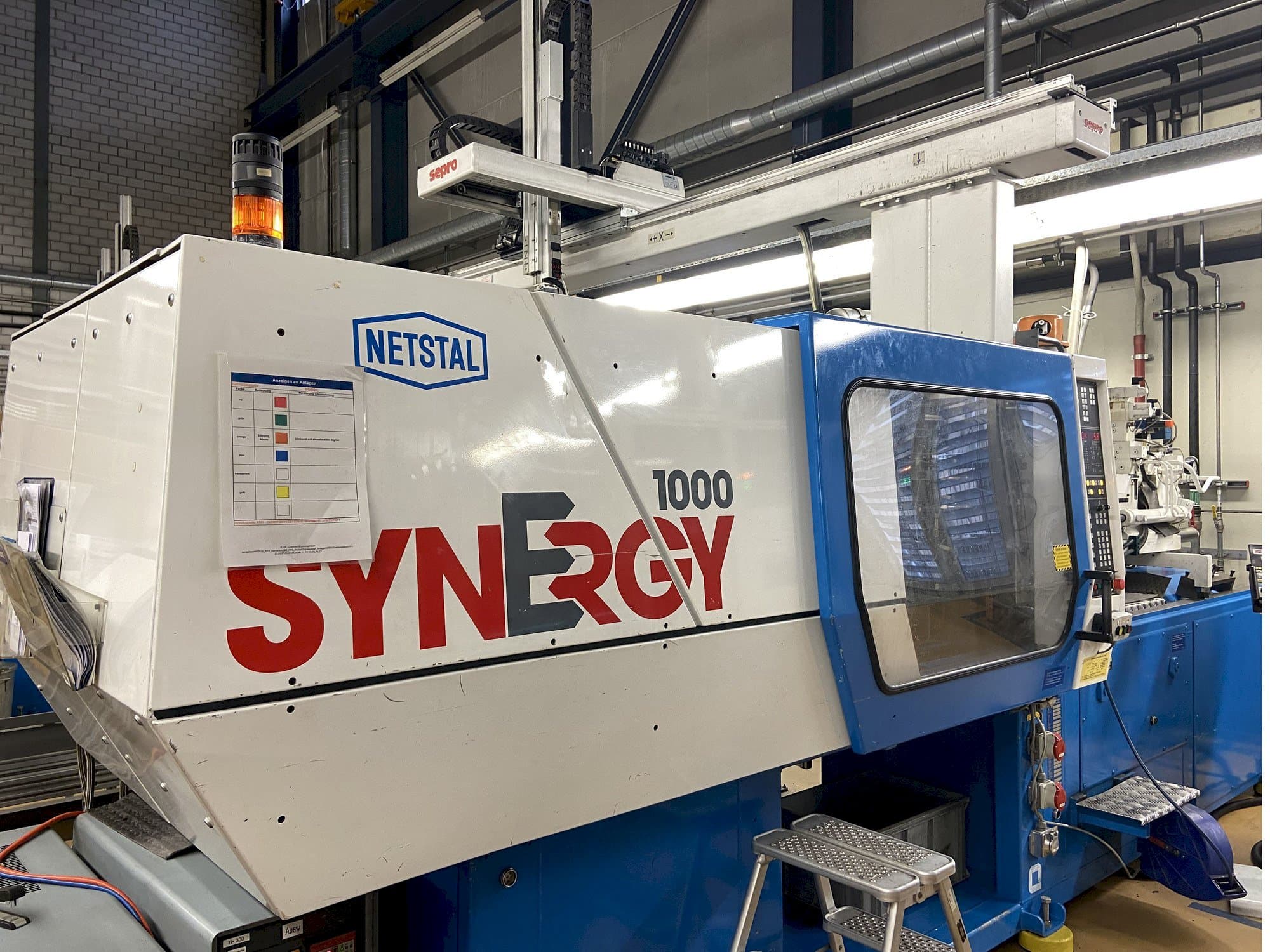 Frontansicht der Netstal SYNERGY 1000-230 Maschine