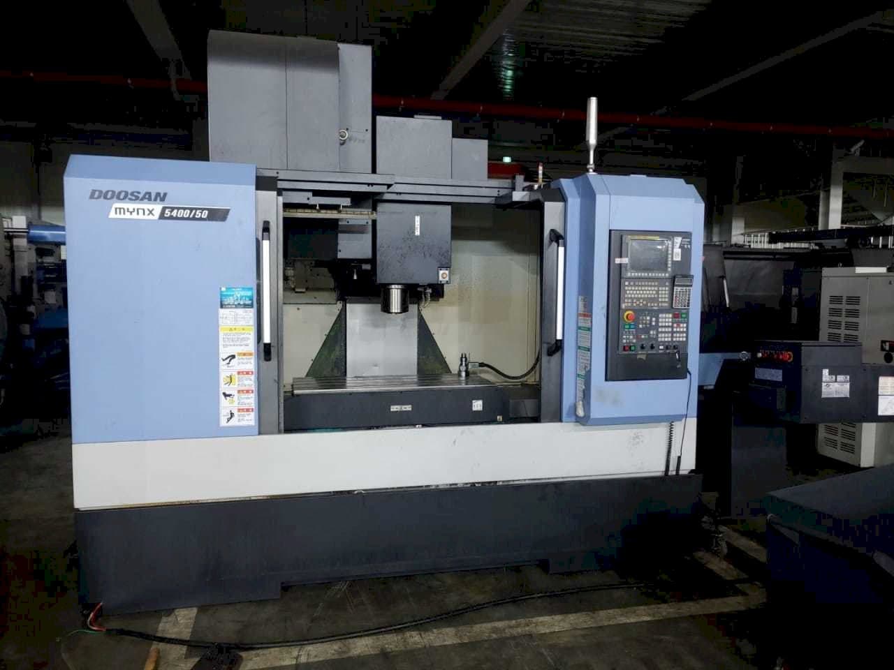 Frontansicht der Doosan MYNX 5400/50 Maschine
