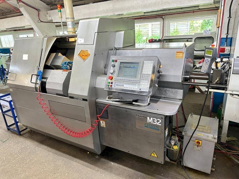 Frontansicht der Citizen M32V  Maschine