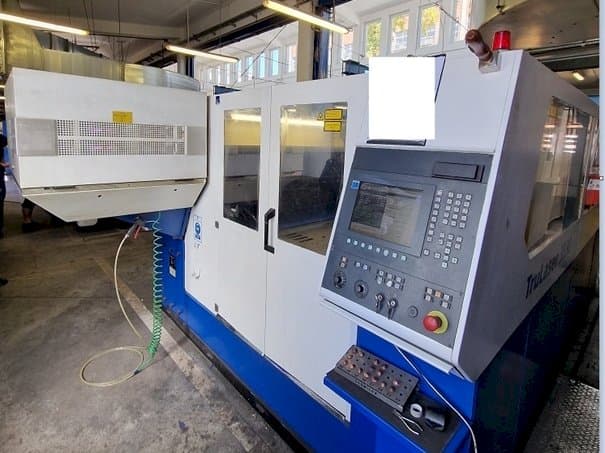 Frontansicht der Trumpf TRULASER 3030 Maschine