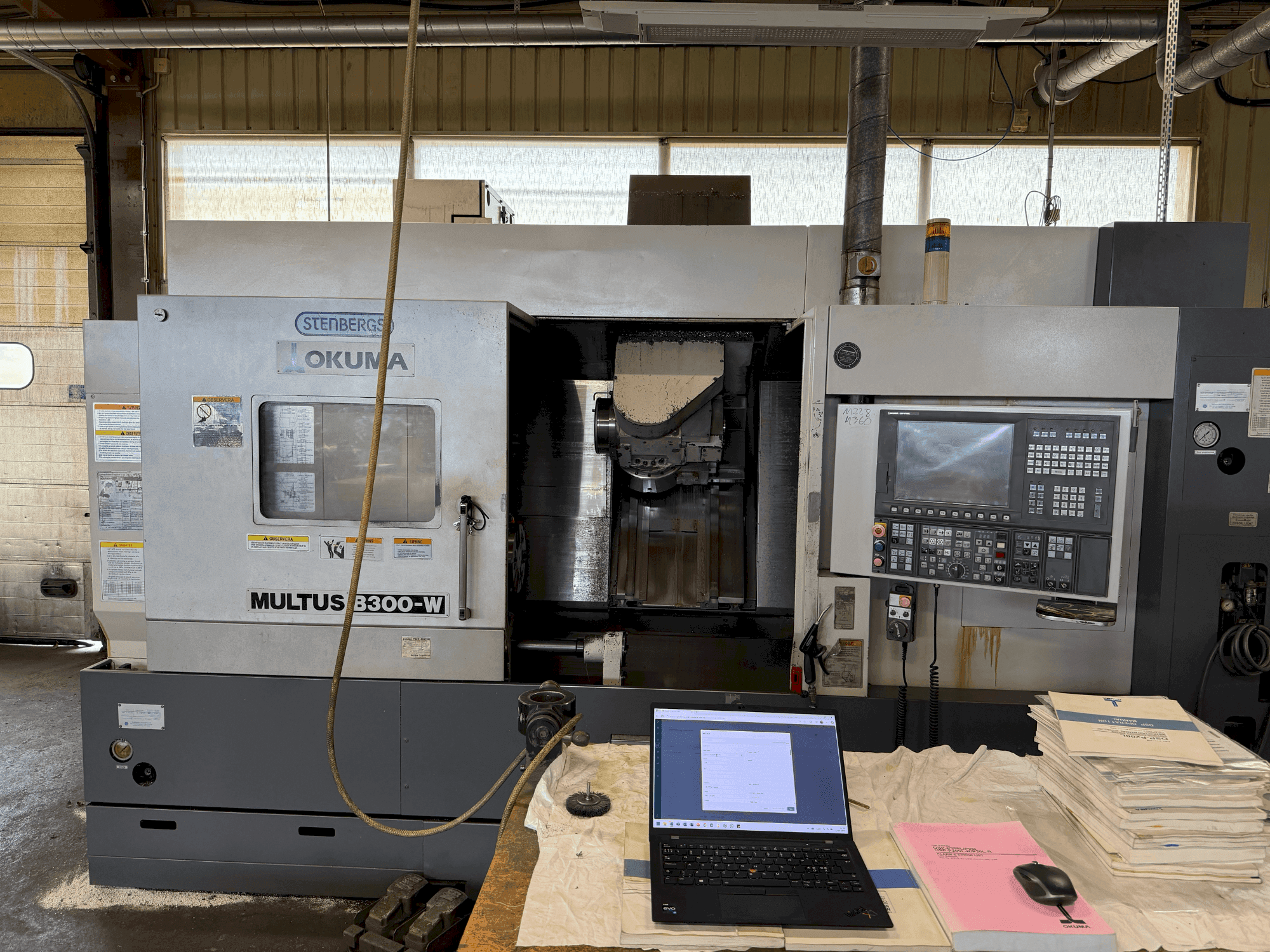 Frontansicht der Okuma Multus B300-W Maschine