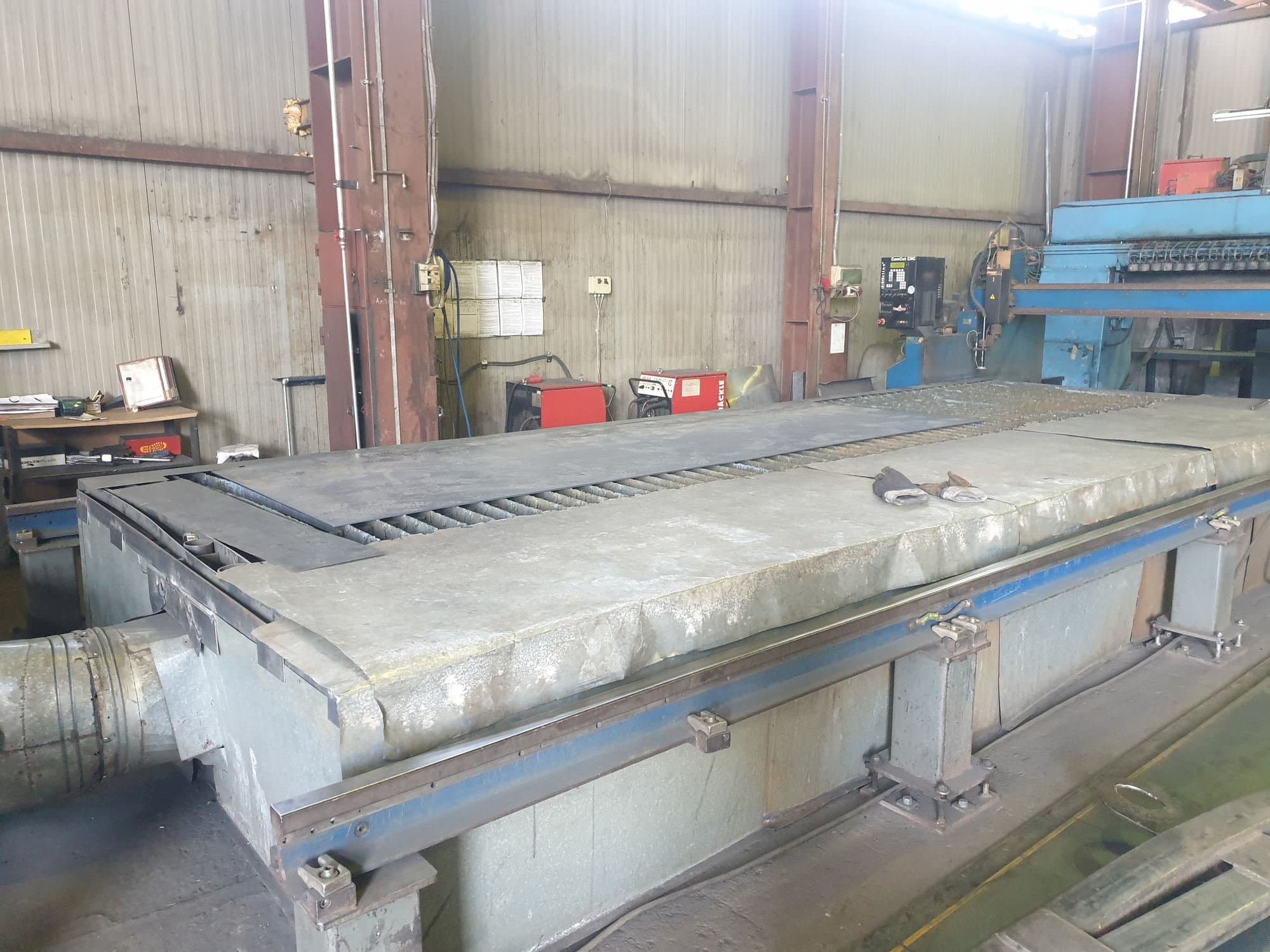 Frontansicht der Messer OMNICUT  Maschine