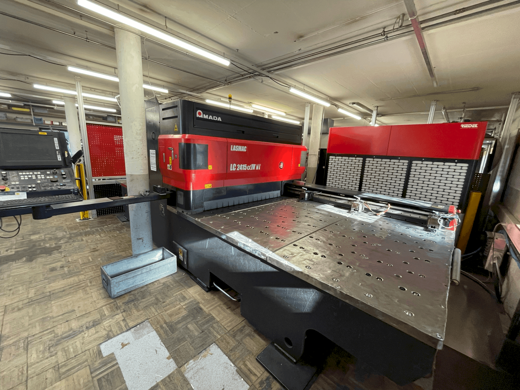 Frontansicht der AMADA LC 2415 α-IV NT Maschine