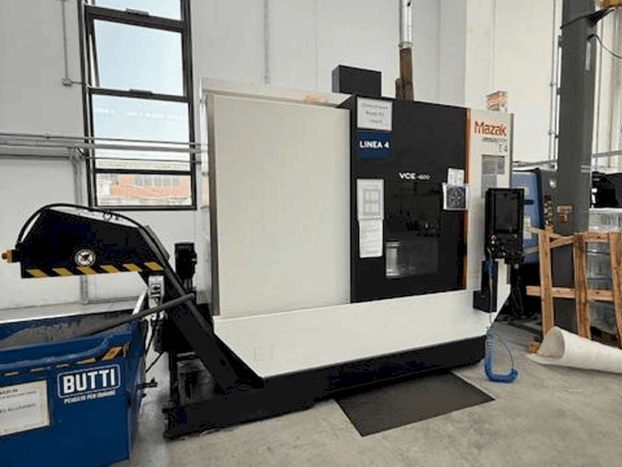 Frontansicht der Mazak VCE 600 Maschine