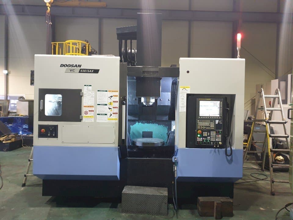 Frontansicht der Doosan VC630/5AX Maschine
