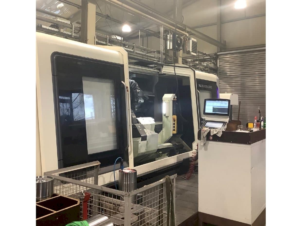 Frontansicht der DMG MORI NLX 6000 | 2000  Maschine