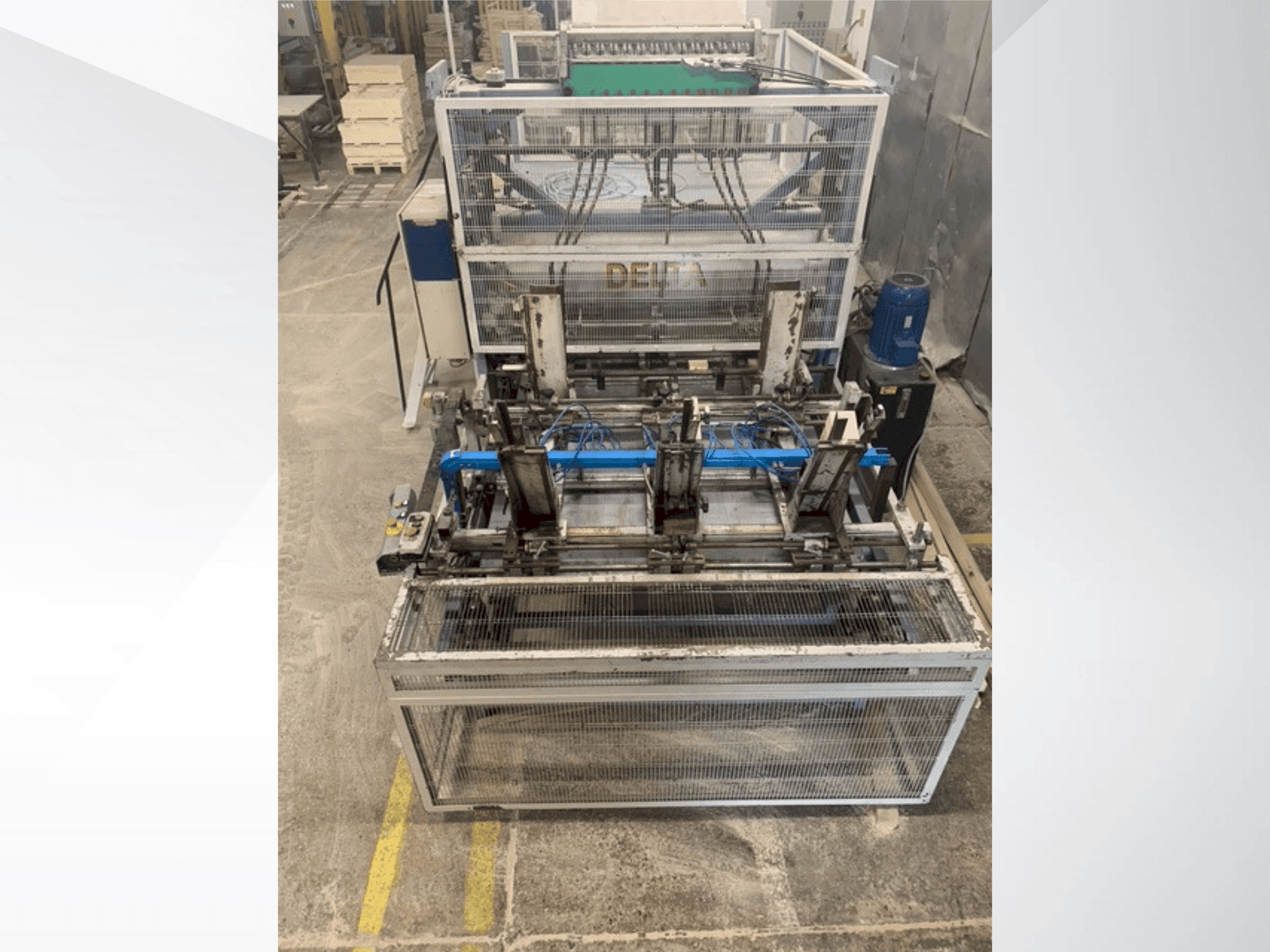Frontansicht der DELTA pallet nailing machine line Maschine
