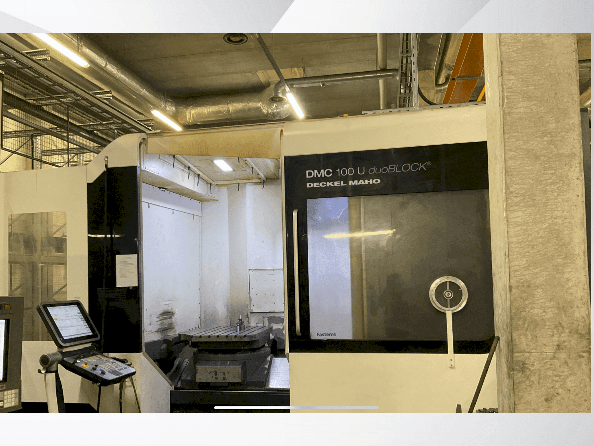 Frontansicht der DMG DECKEL MAHO DMC 100U duoBLOCK Maschine