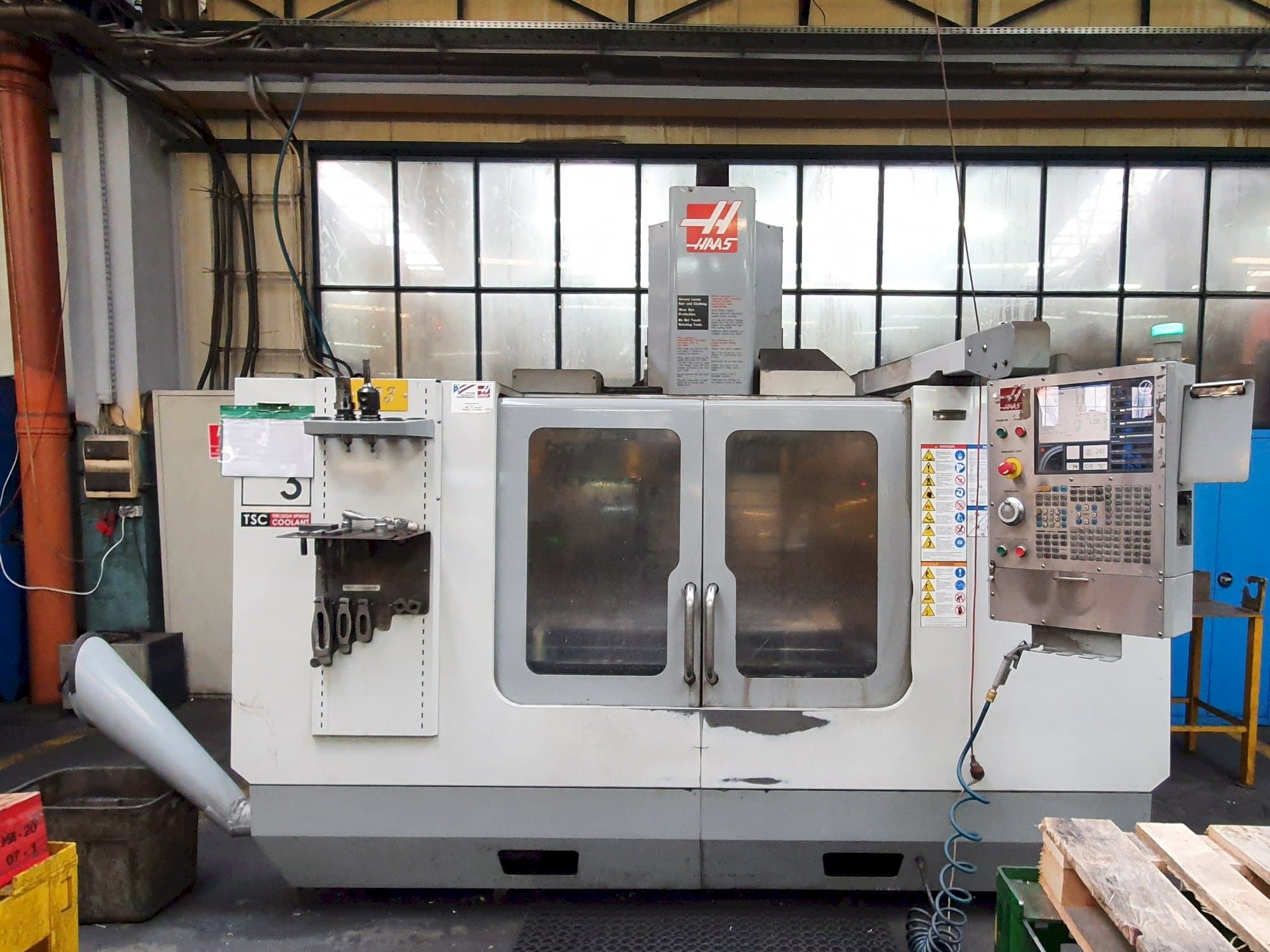 Frontansicht der HAAS VF-3 BHE  Maschine