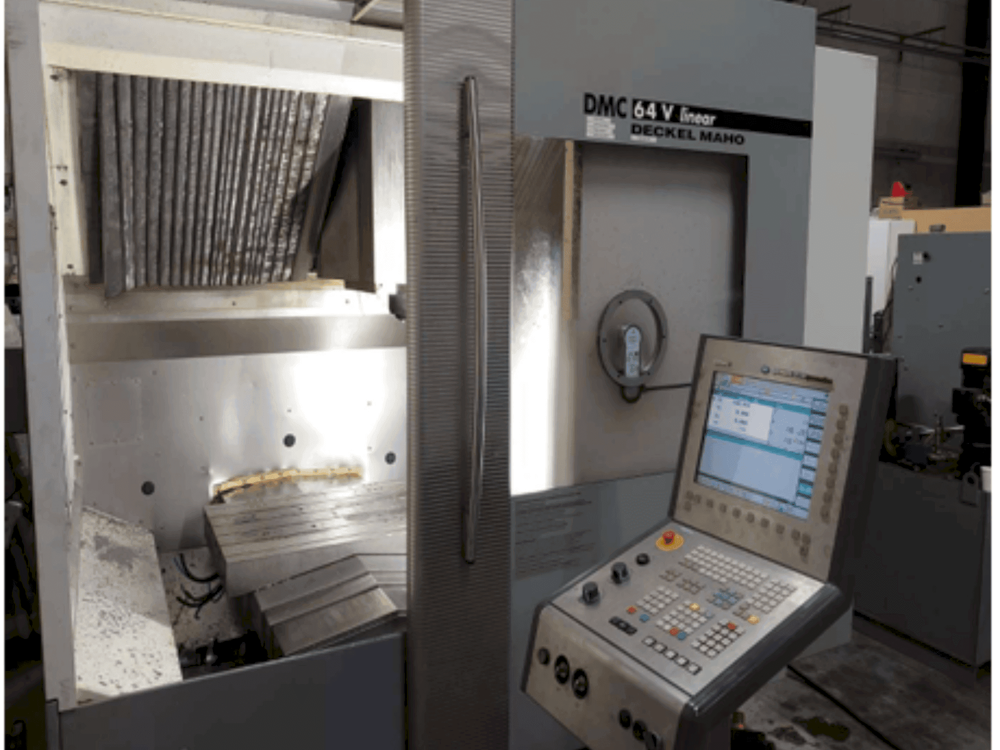 Frontansicht der DMG DECKEL MAHO DMC 64V linear Maschine