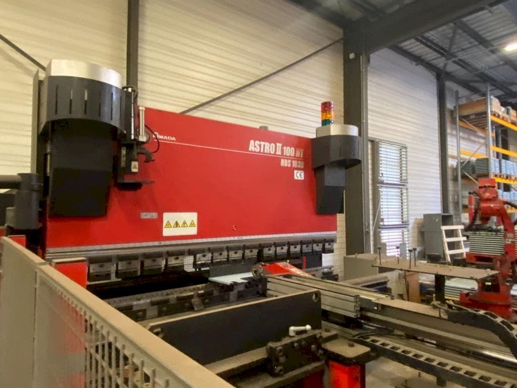 Frontansicht der AMADA ASTRO 100NT Maschine