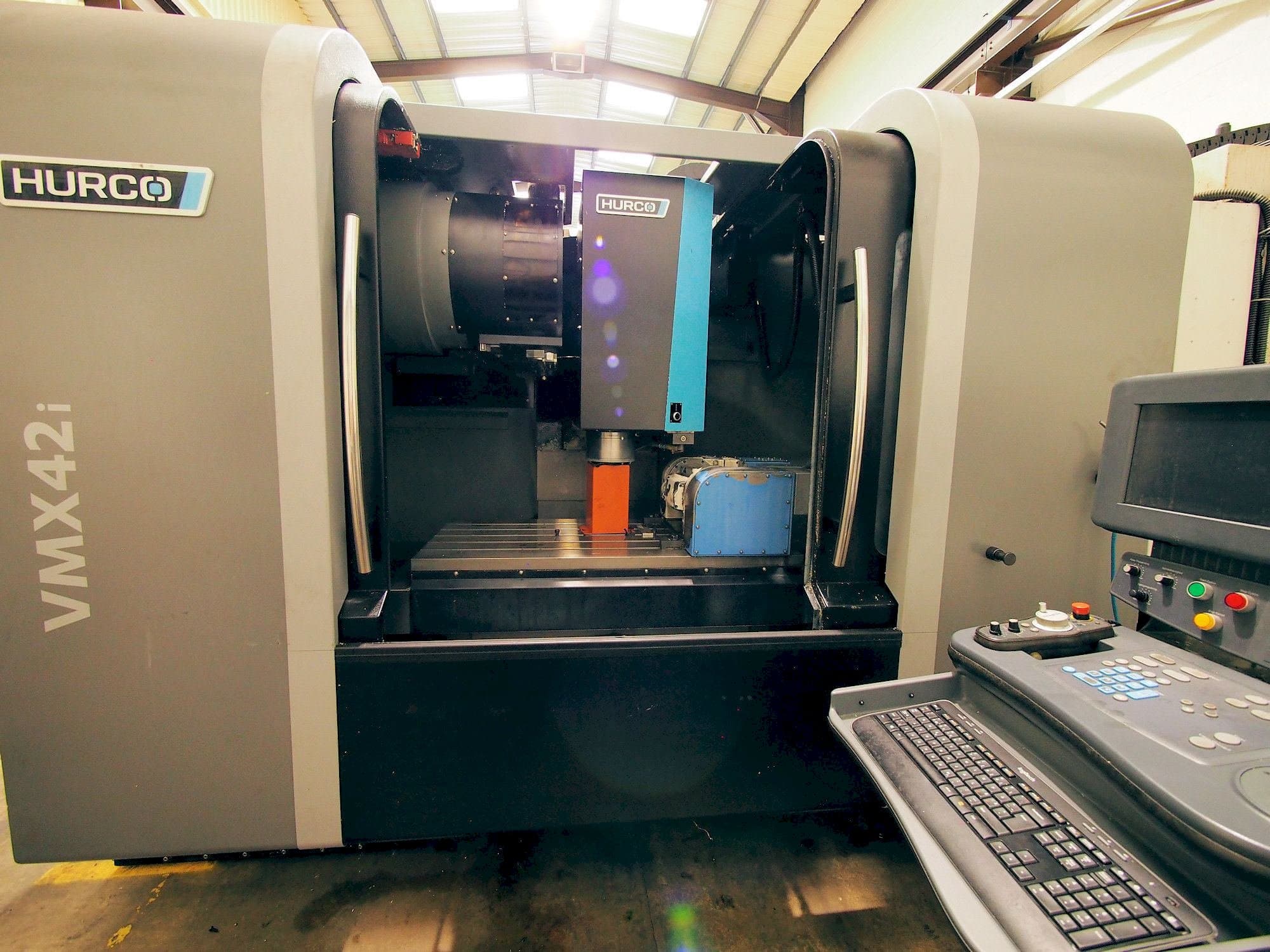 Frontansicht der Hurco VMX 42i Maschine