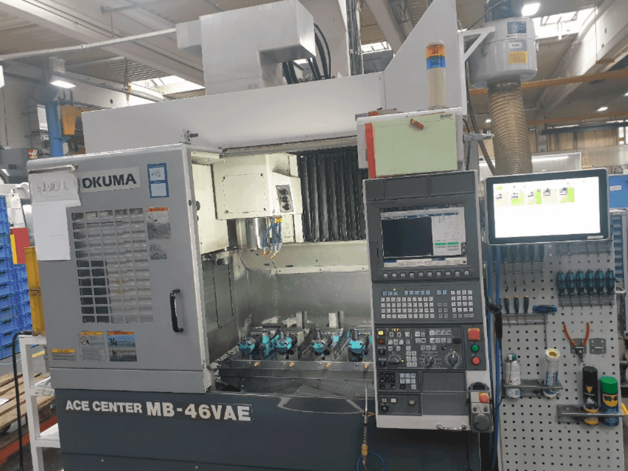 Frontansicht der Okuma MB-46VAE Maschine