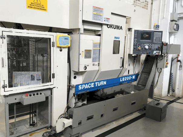 Frontansicht der Okuma LB 200 M Maschine