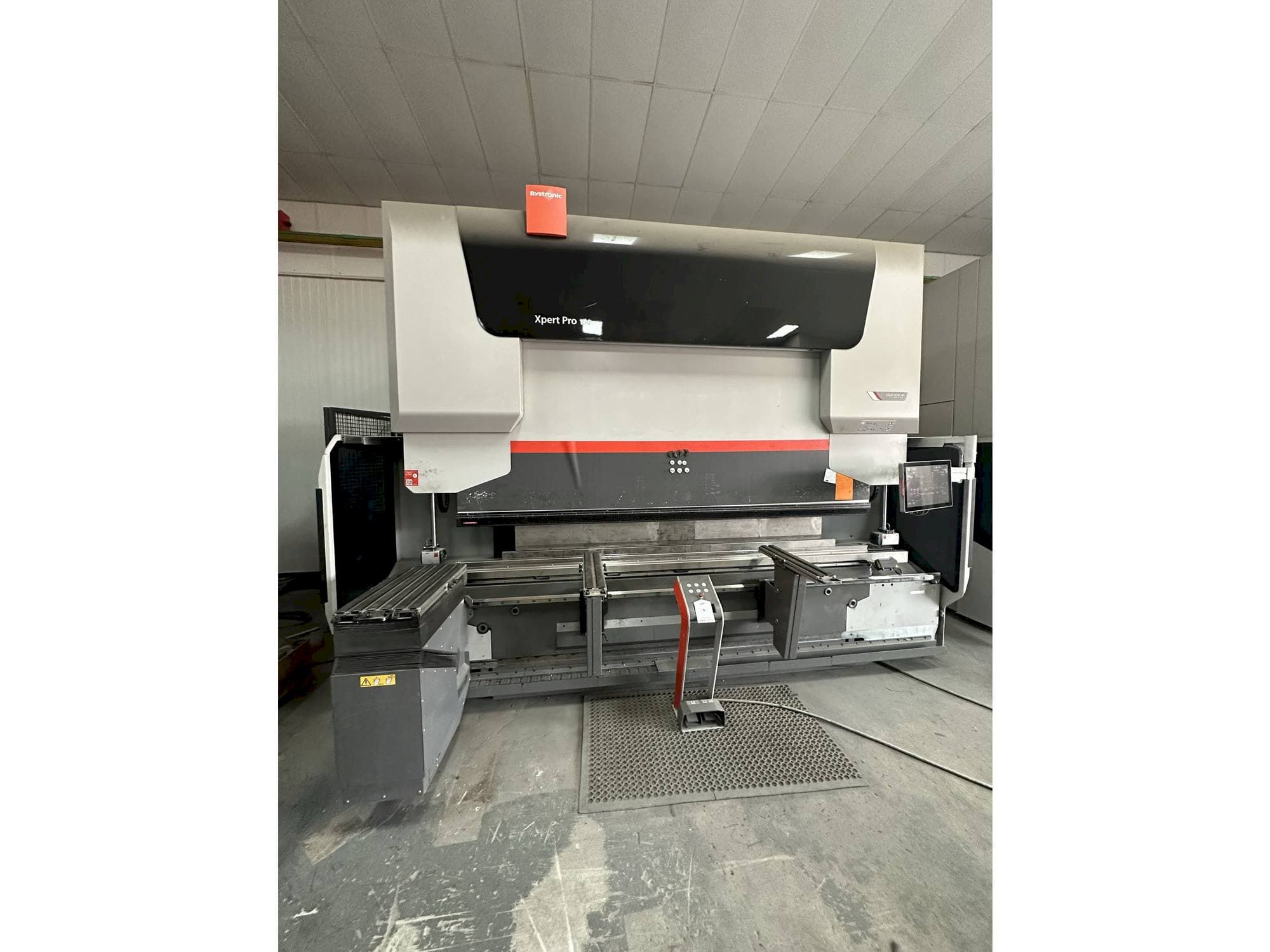 Frontansicht der Bystronic Xpert 150/3100 Maschine