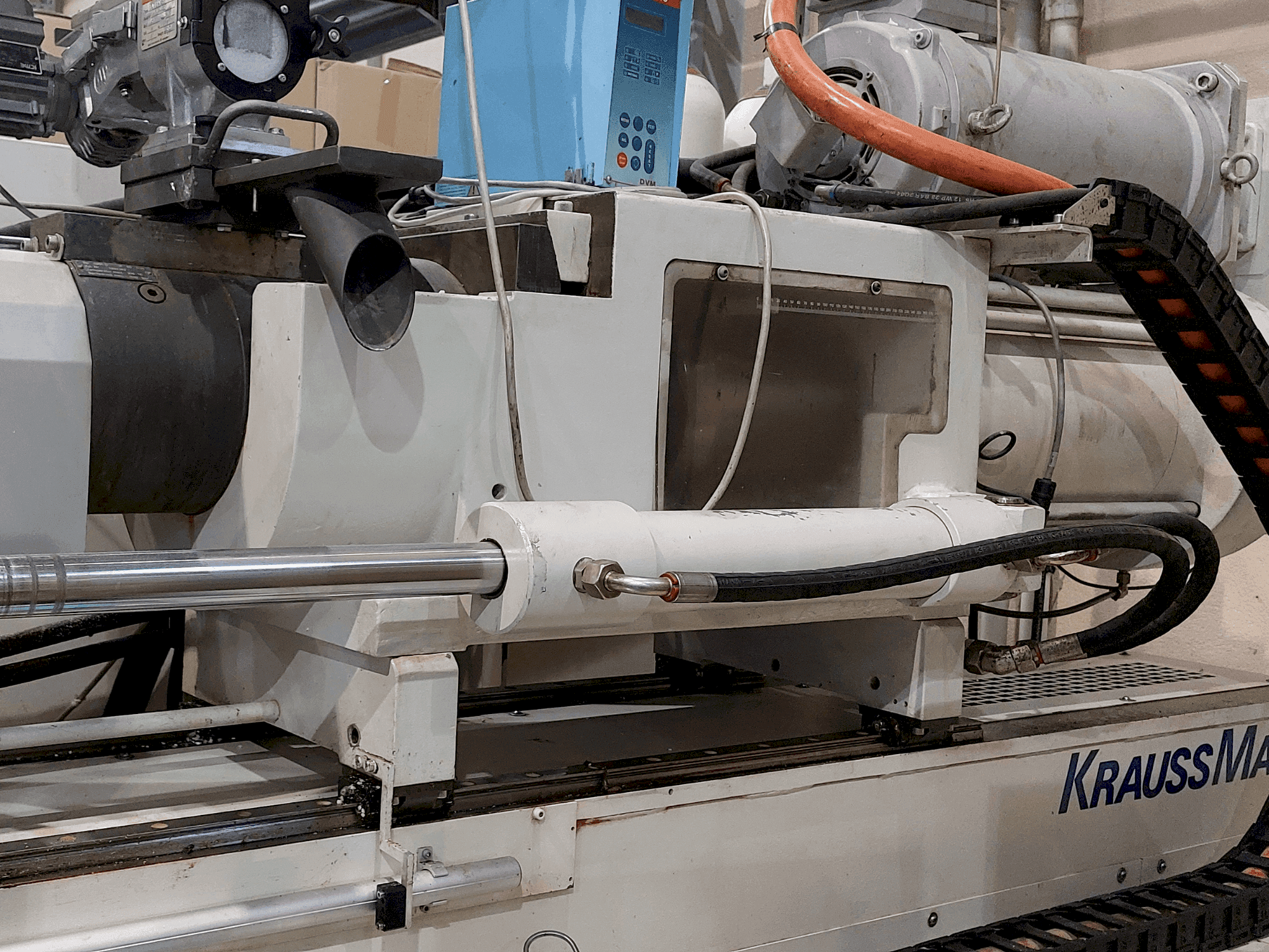Frontansicht der Krauss Maffei 320-1900 C3  Maschine