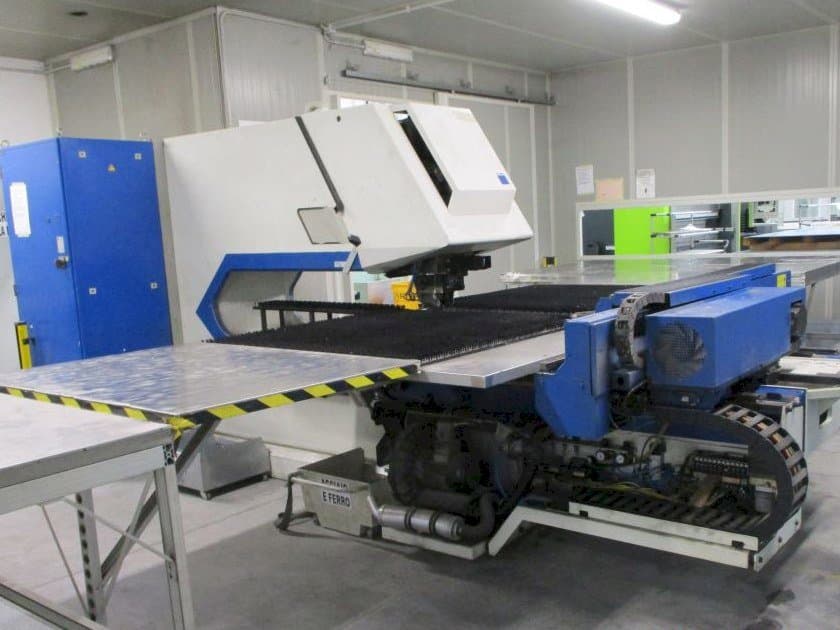 Frontansicht der Trumpf Trumatic 2000R  Maschine