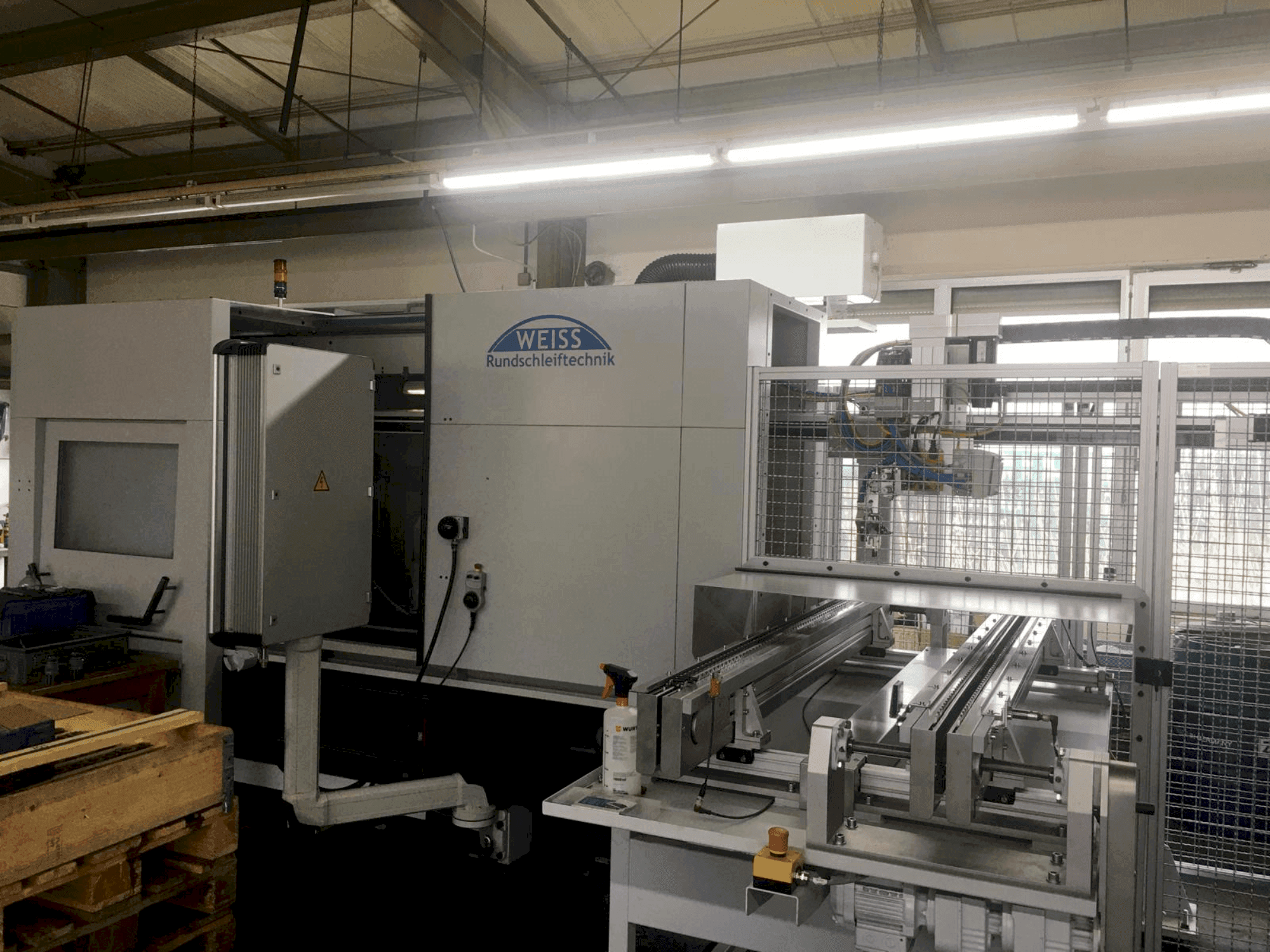 Frontansicht der WEISS Rundschleiftechnik K52  Maschine