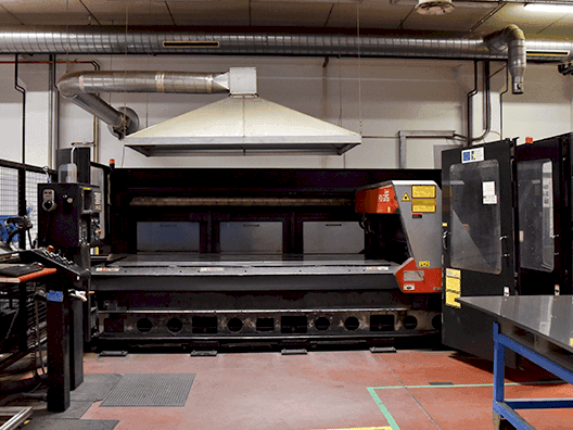 Frontansicht der AMADA FO-3015 Maschine