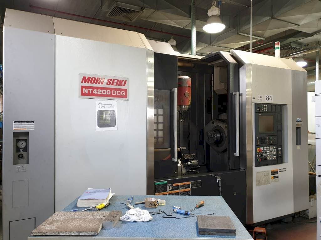 Frontansicht der MORI SEIKI NT4200 DCG Maschine