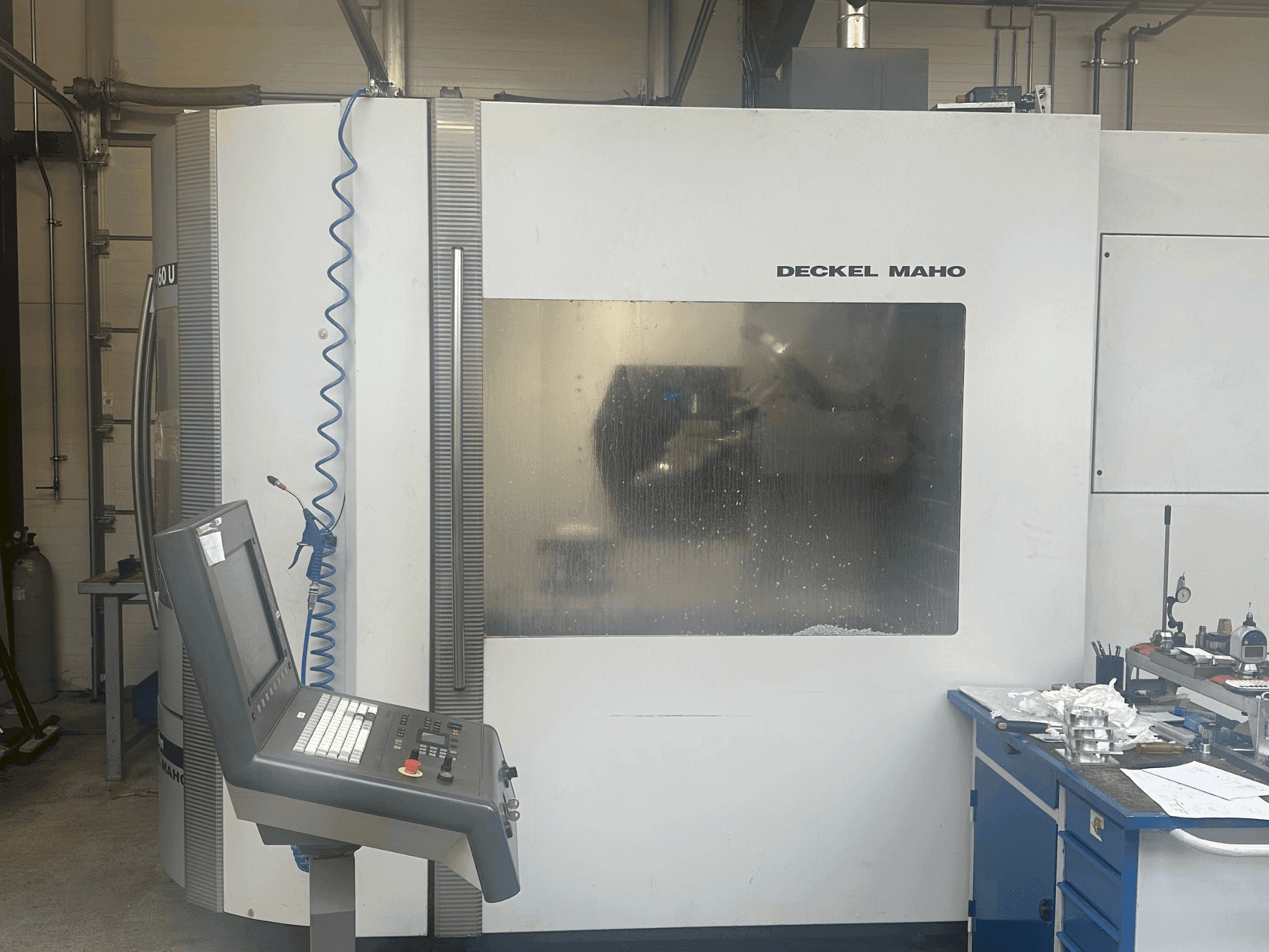 Frontansicht der DECKEL MAHO DMC 60U HiDyn Maschine