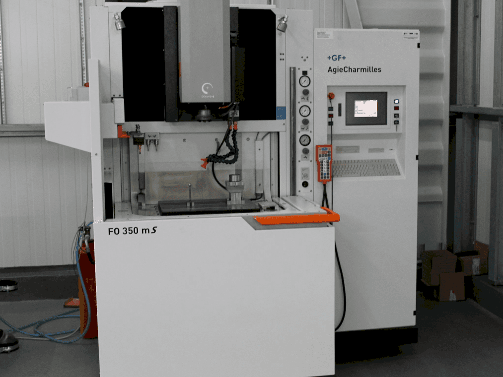 Frontansicht der AgieCharmilles FO350MS Maschine