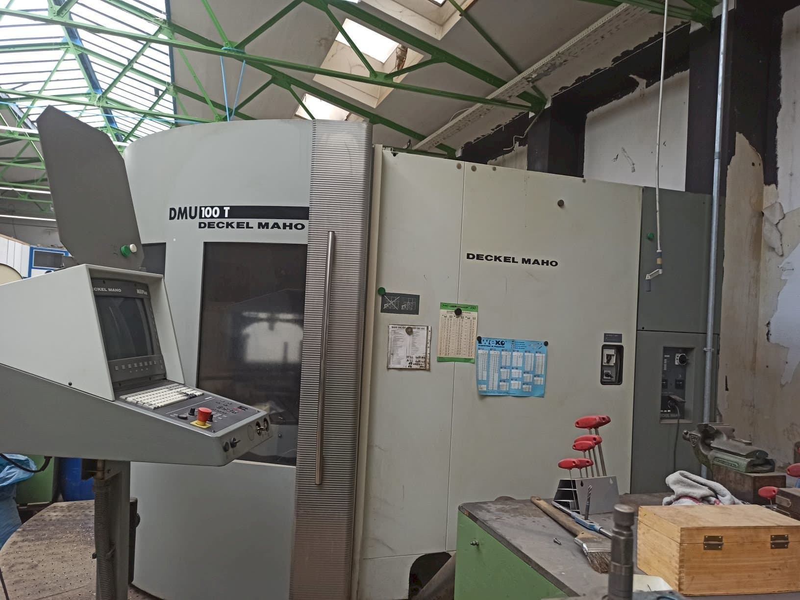 Frontansicht der DECKEL MAHO DMU 100T Maschine