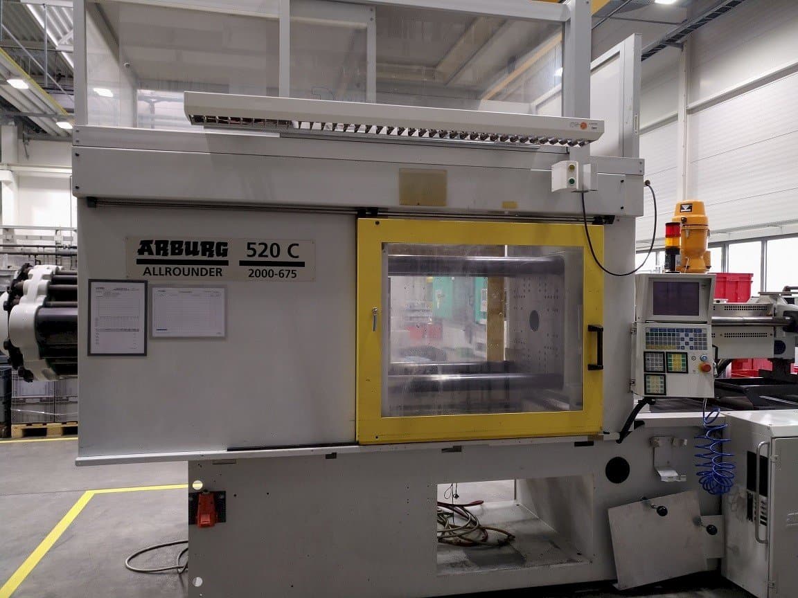 Frontansicht der Arburg 520 C 2000–675 Maschine
