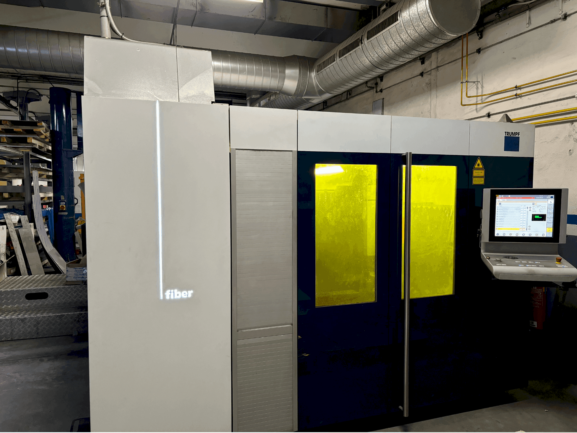 Frontansicht der TRUMPF TRULASER 3030 FIBER Maschine