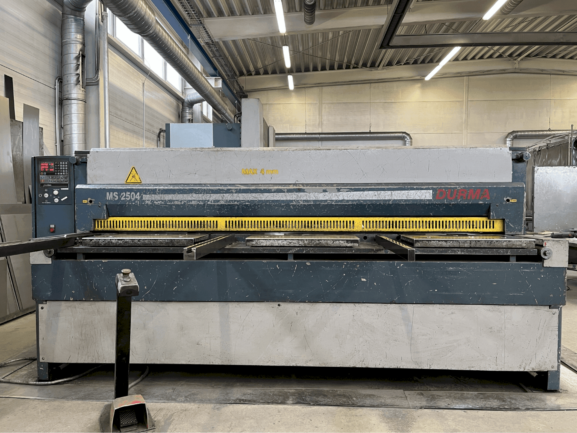 Frontansicht der Durma MS 2504 Maschine