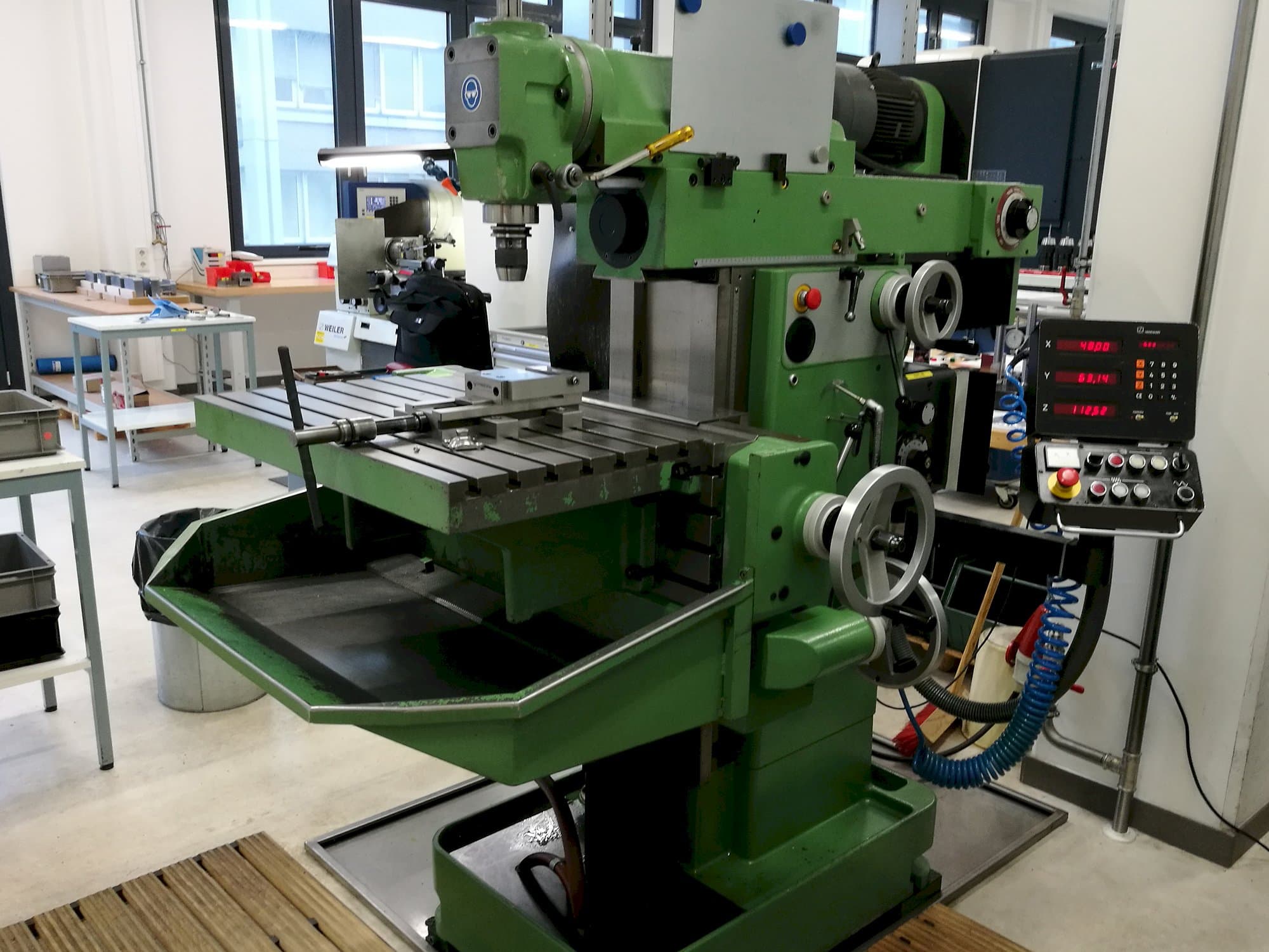 Rechte Ansicht der DECKEL FP4M Maschine