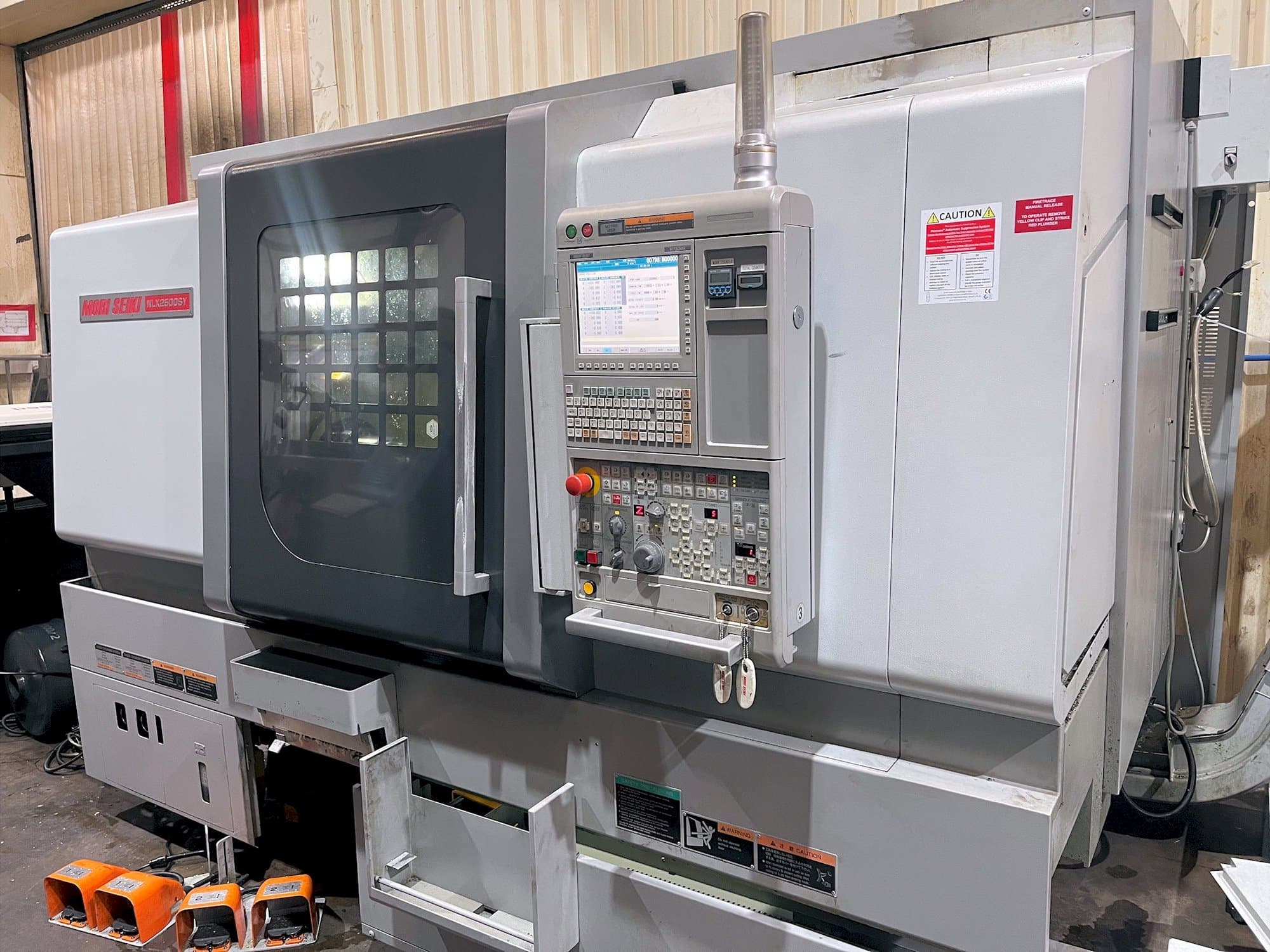 Frontansicht der MORI SEIKI NL X2500SY/700 Maschine