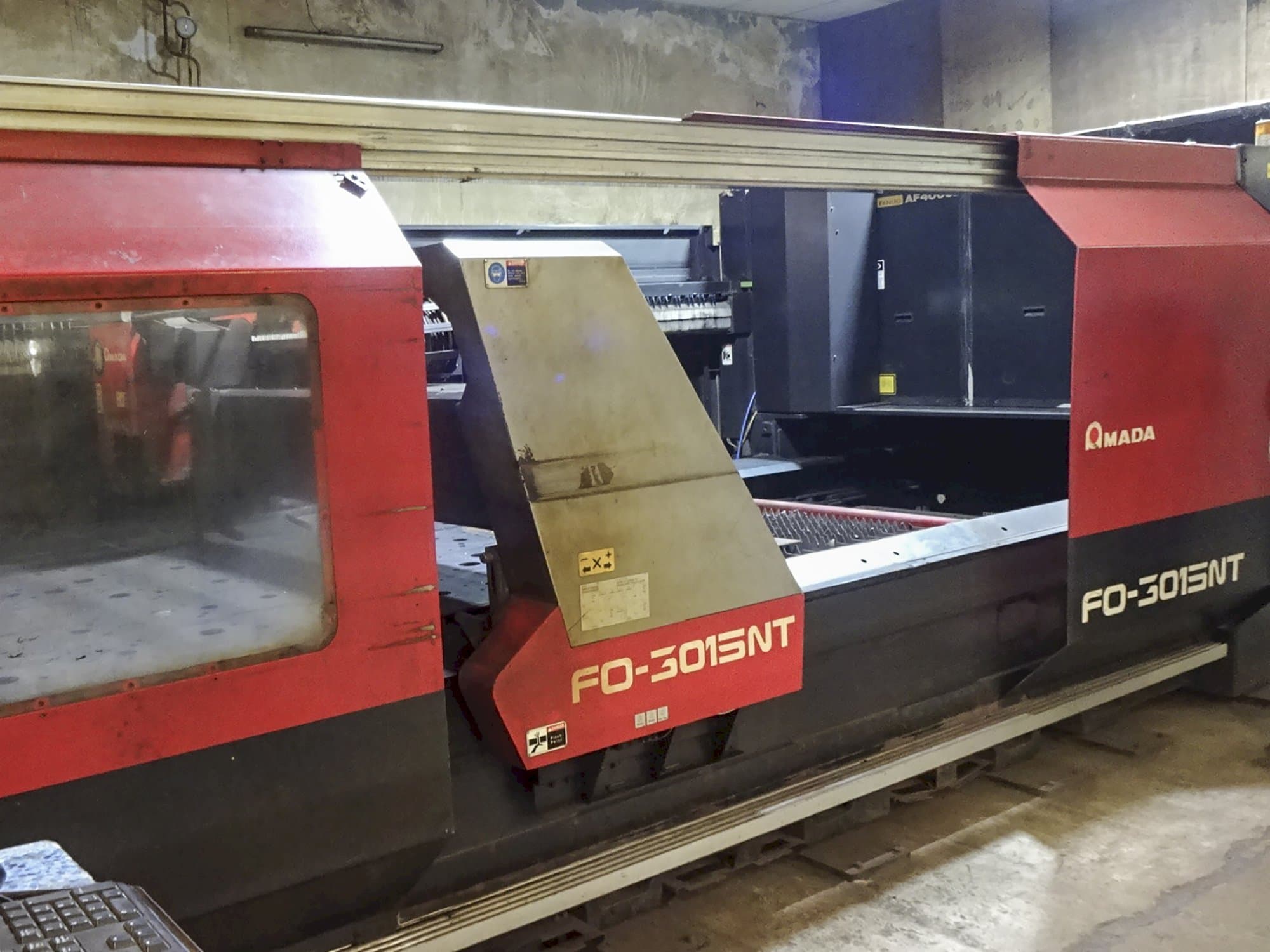 Linke Ansicht der AMADA F03015NT Maschine
