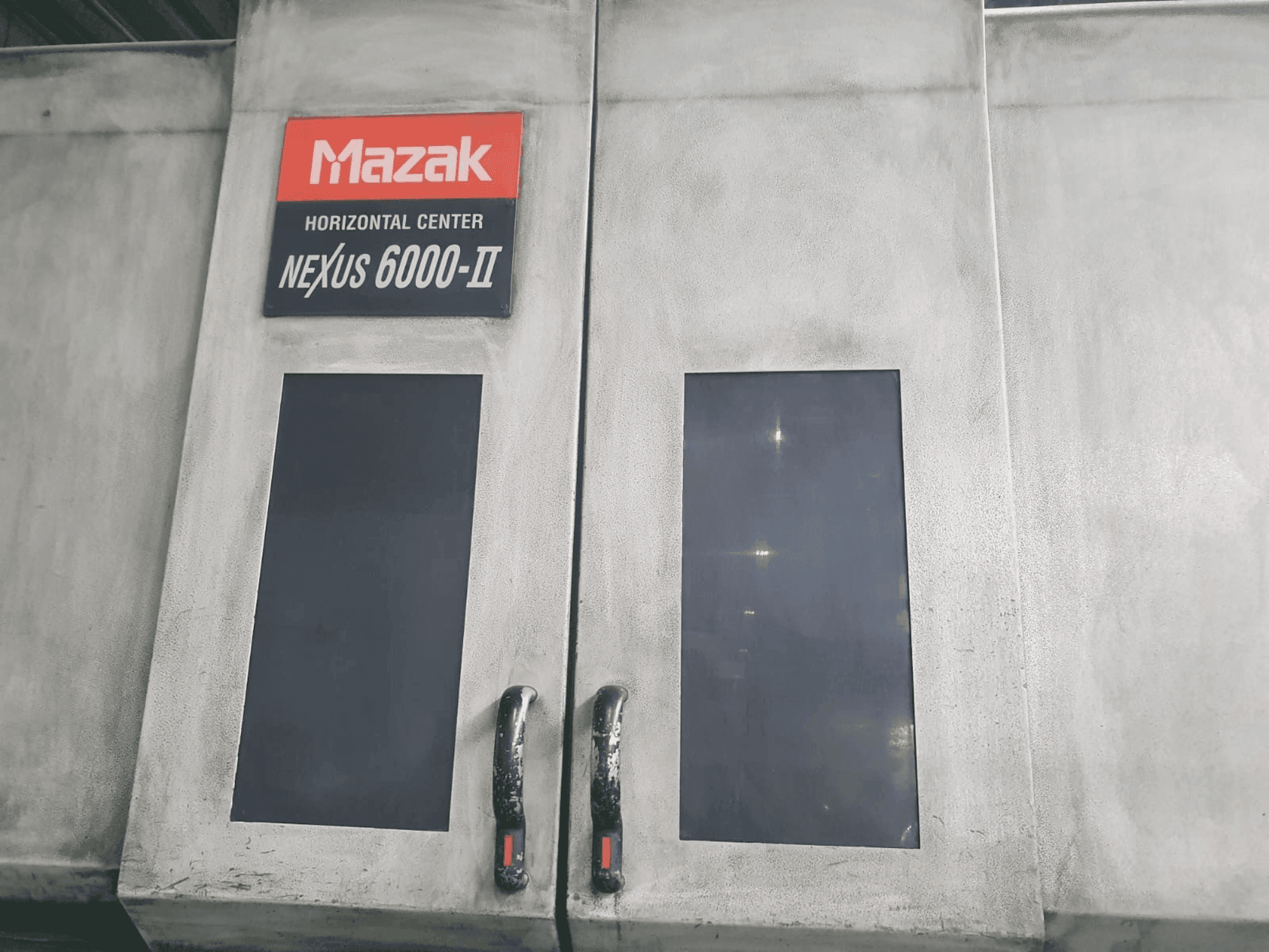 Frontansicht der Mazak HI Nexus 6000 II  Maschine