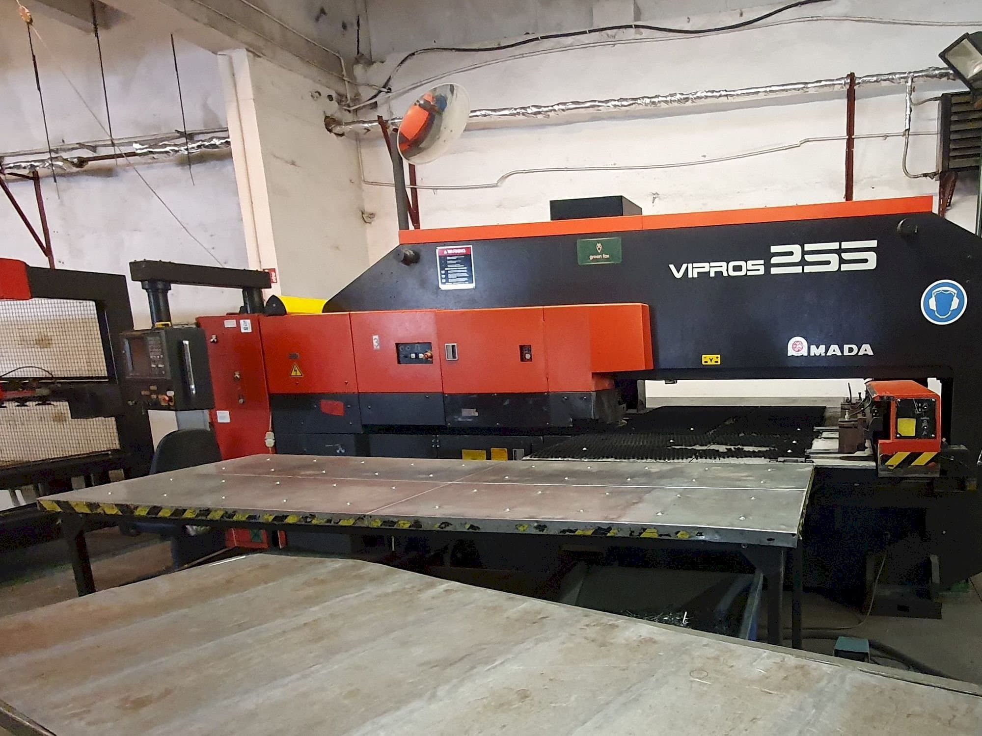 Frontansicht der AMADA VIPROS 255 Maschine