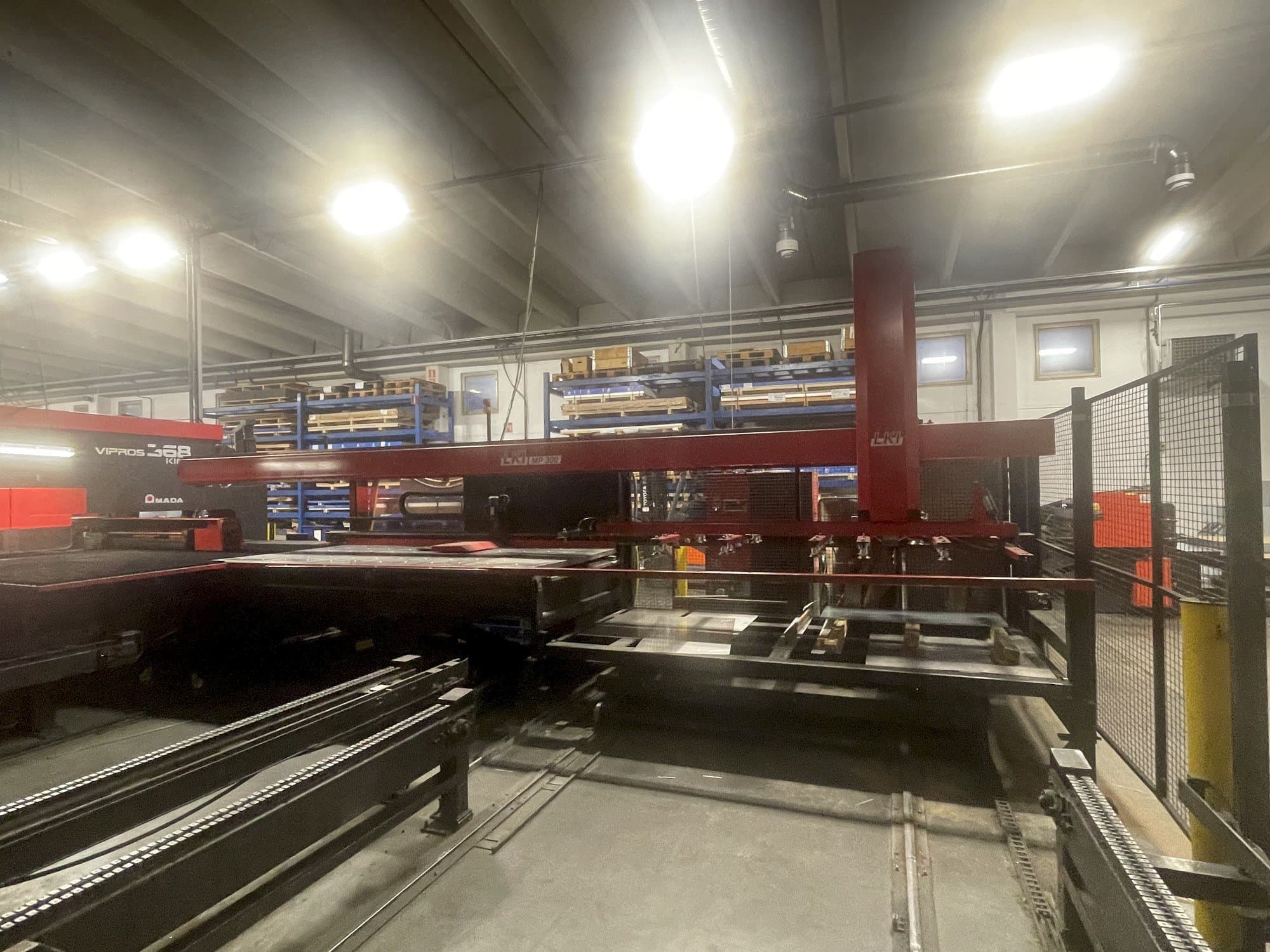 Frontansicht der Fms LINE AMADA Maschine