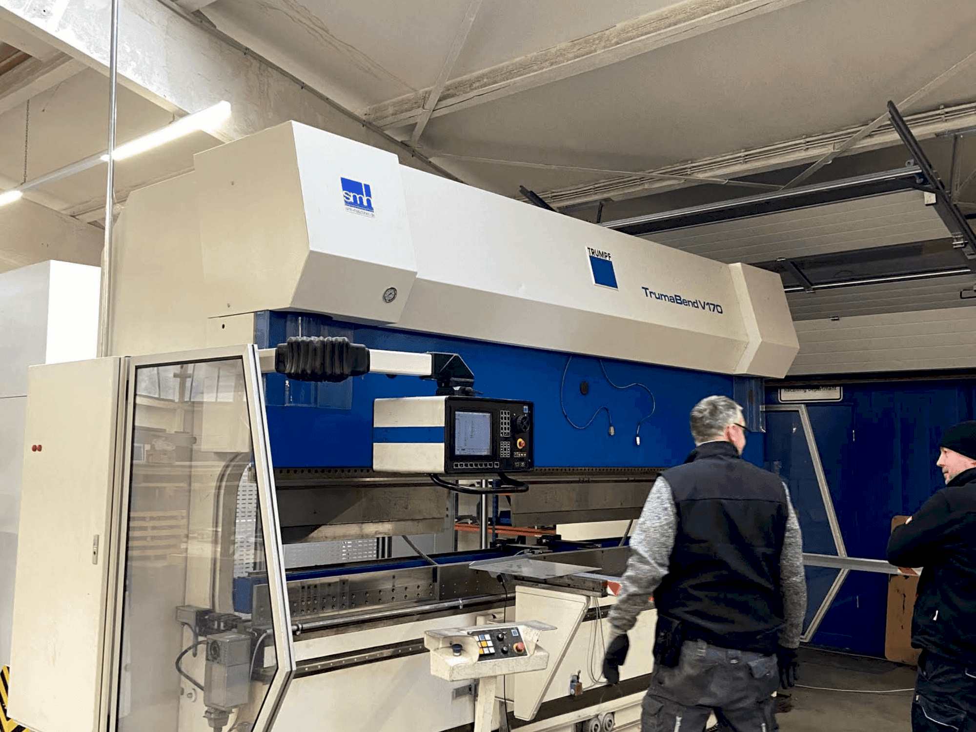 Frontansicht der TRUMPF TrumaBend V170 Maschine