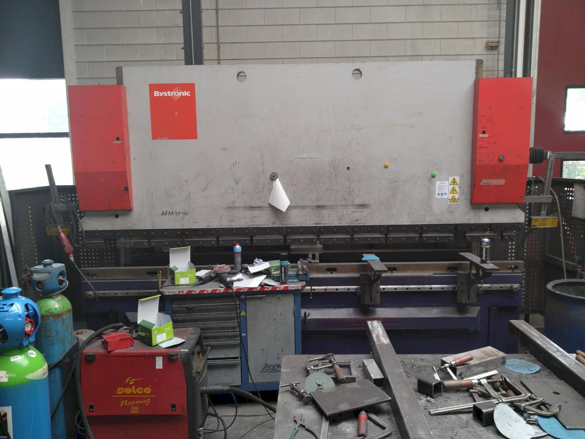 Frontansicht der Bystronic EP40-160 Maschine