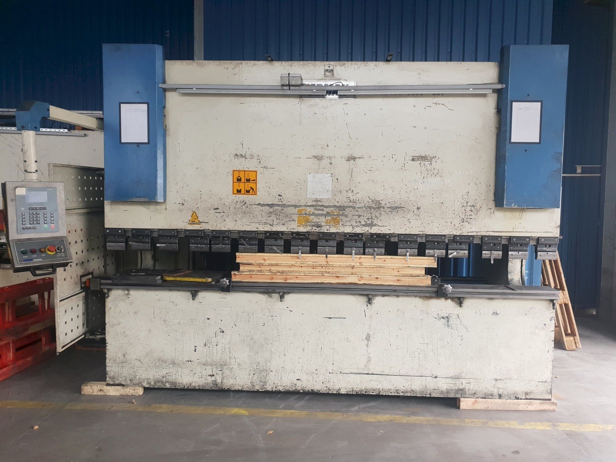 Frontansicht der ERMAK CNCHAP 3600x200 Maschine